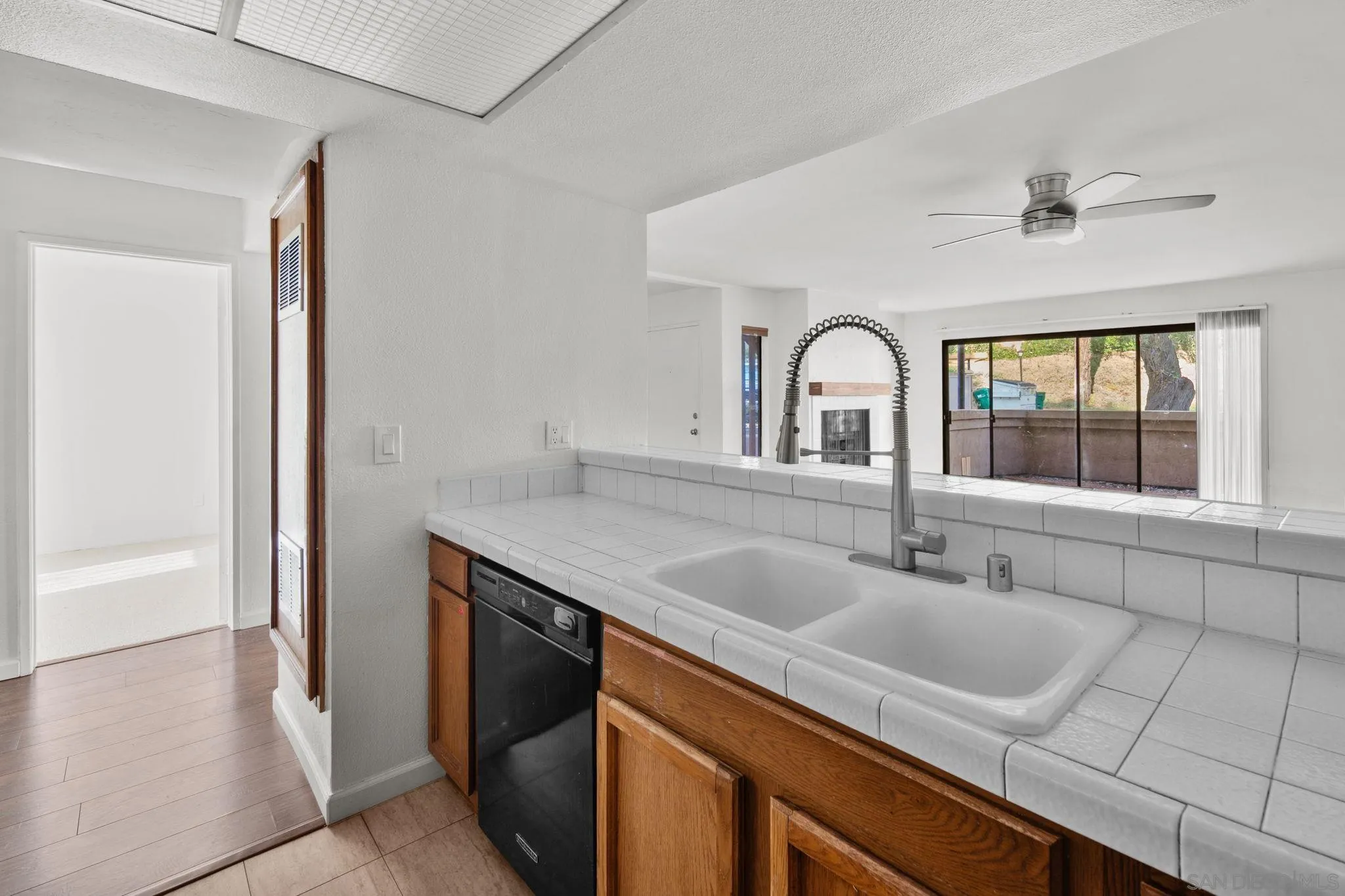 Photo #8: 260019649 Listing: Photo #8