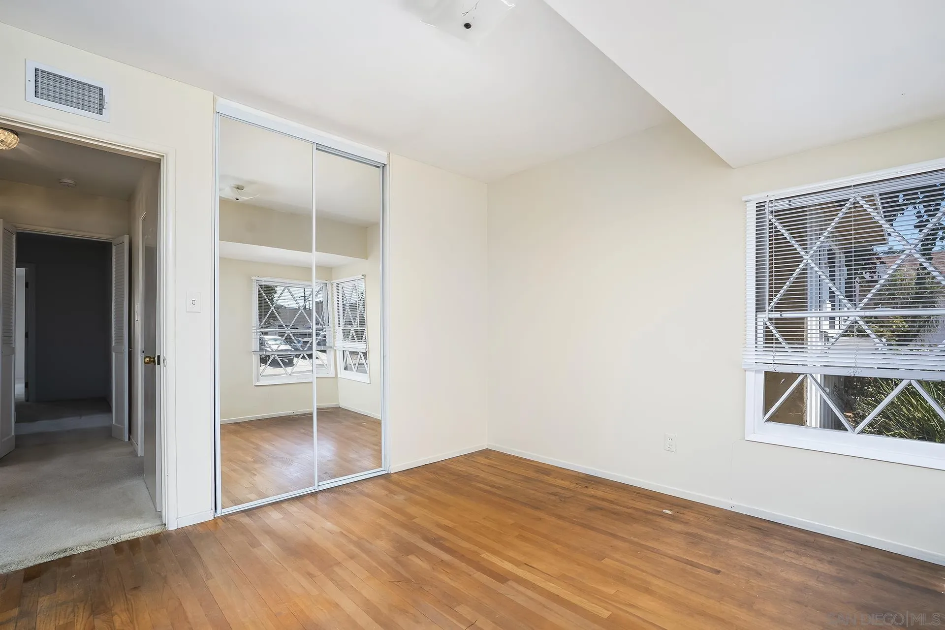 https://cdn.realtyfeed.com/cdn/127/260019673/22ef0da23d3919e35e32fa3bbf4ed4ef.webp