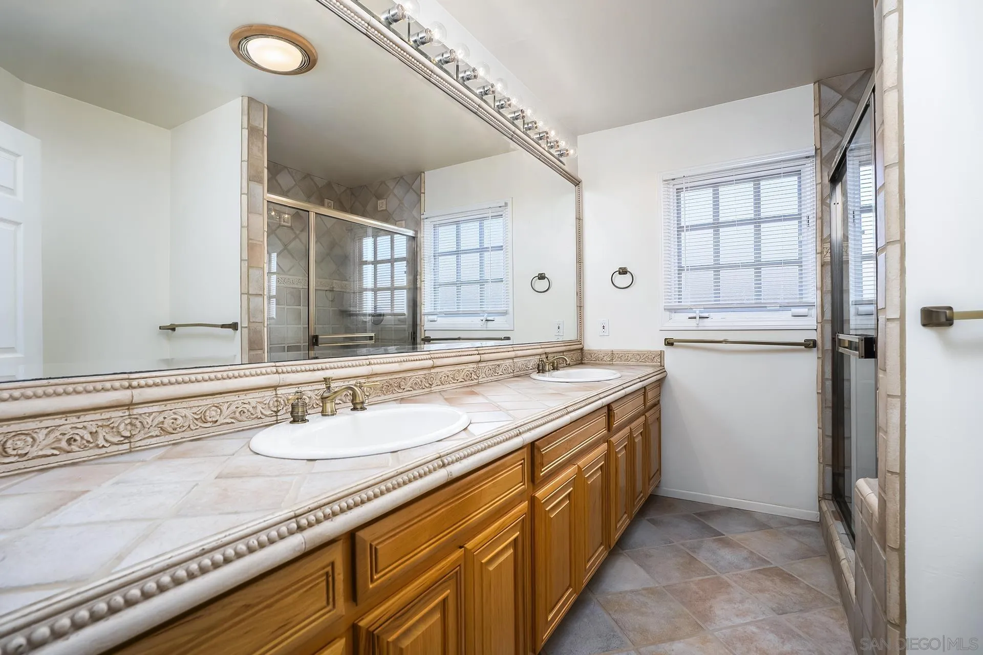https://cdn.realtyfeed.com/cdn/127/260019673/25983f117ce9710e084f20c648780acb.webp