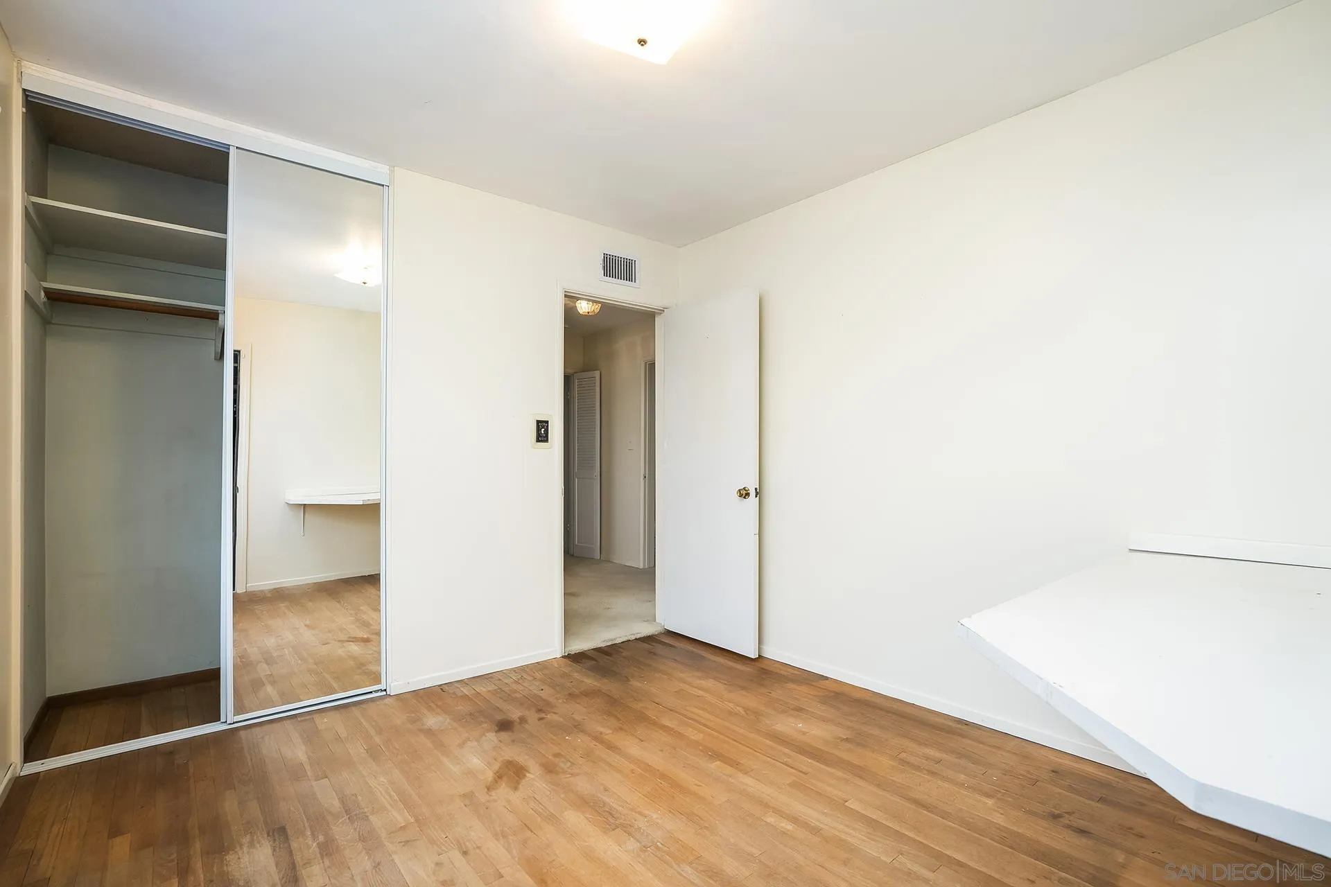 https://cdn.realtyfeed.com/cdn/127/260019673/7eb0d82b5f5edeb07bfca78bea01374a.webp