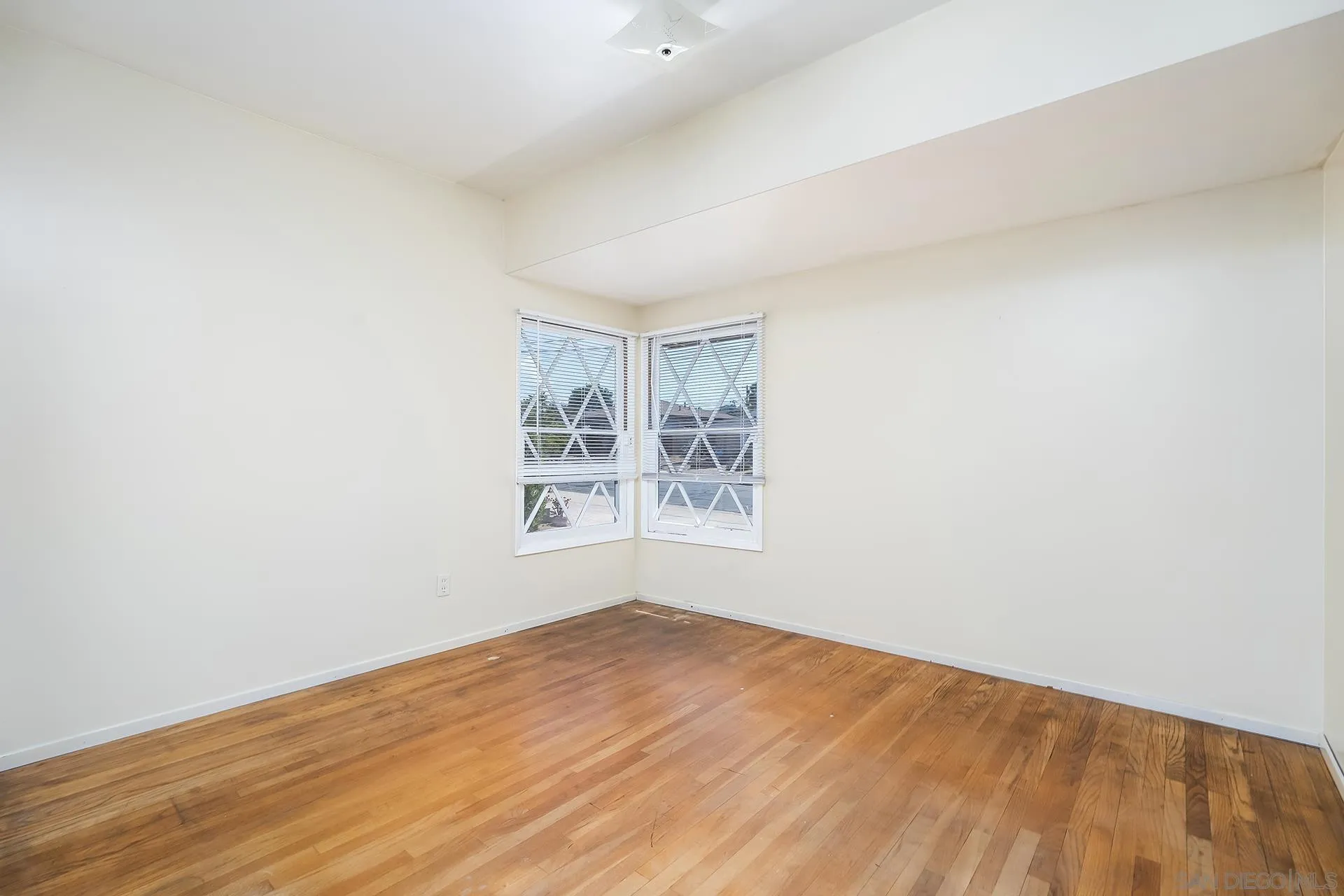 https://cdn.realtyfeed.com/cdn/127/260019673/9013b930fe0b274fb01259dc4a0d41e2.webp