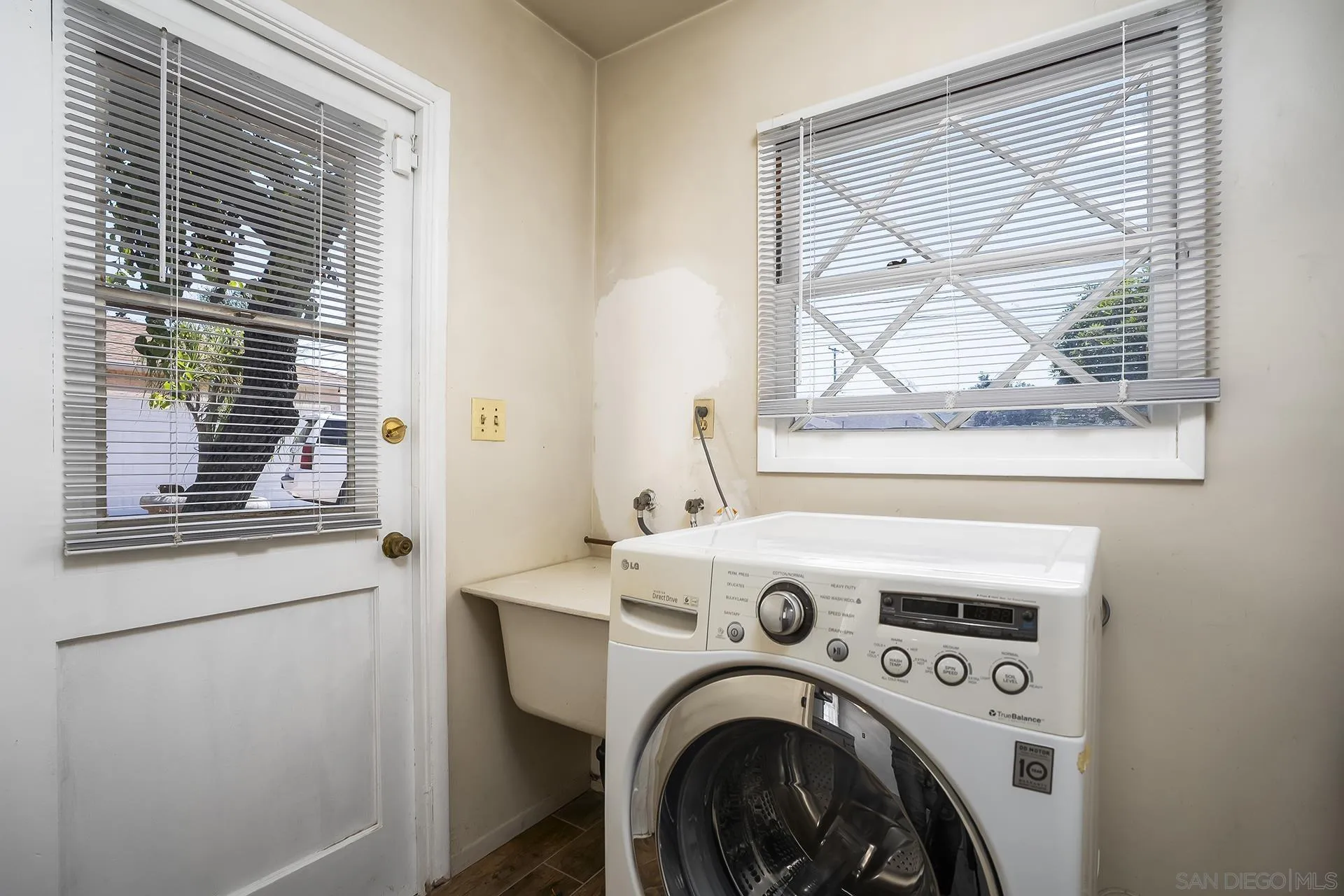 https://cdn.realtyfeed.com/cdn/127/260019673/ac0e5d7c647c98bd51afc960e6390be1.webp