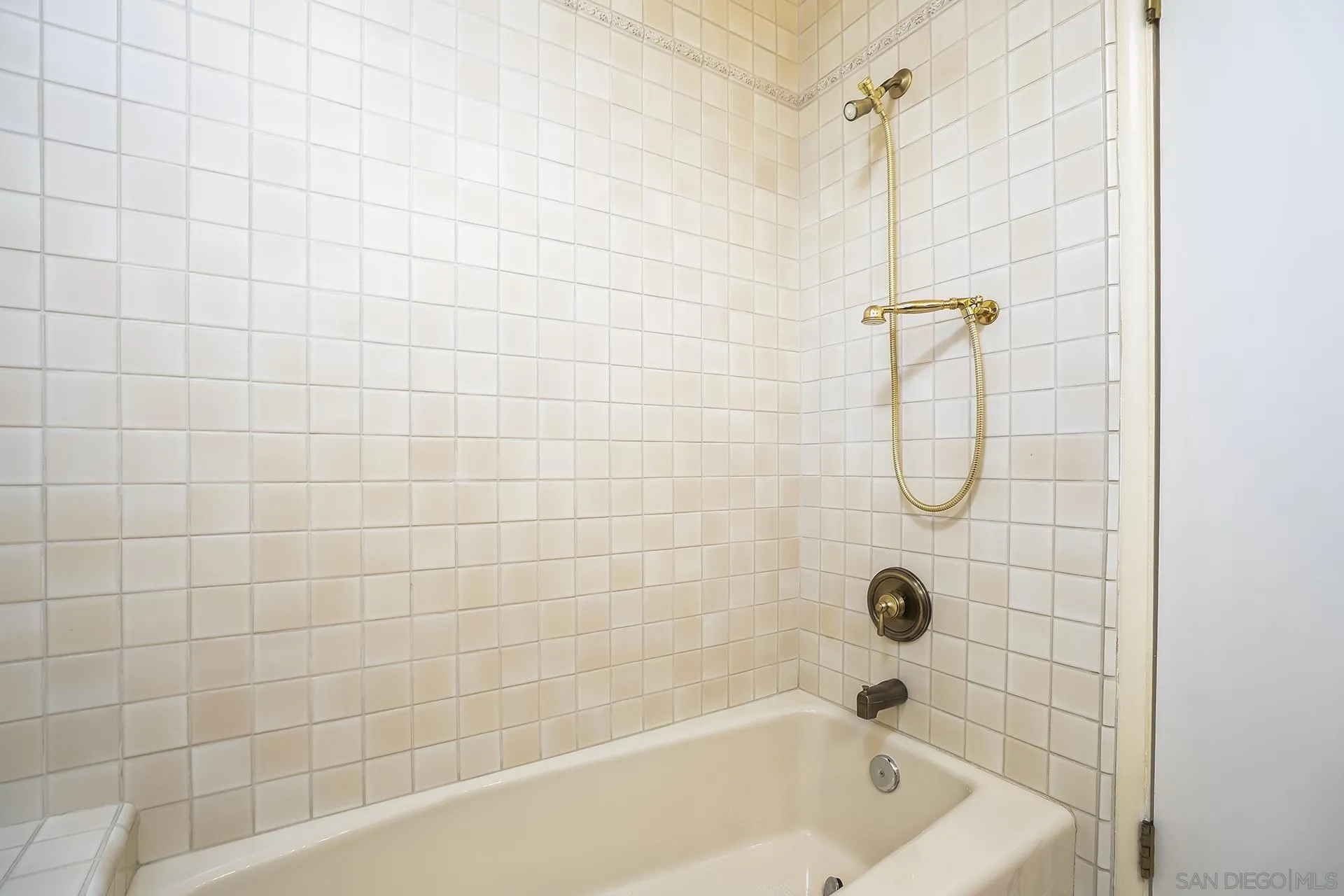 https://cdn.realtyfeed.com/cdn/127/260019673/e4fee2cf95b52e3c4058fec1b1c904f3.webp