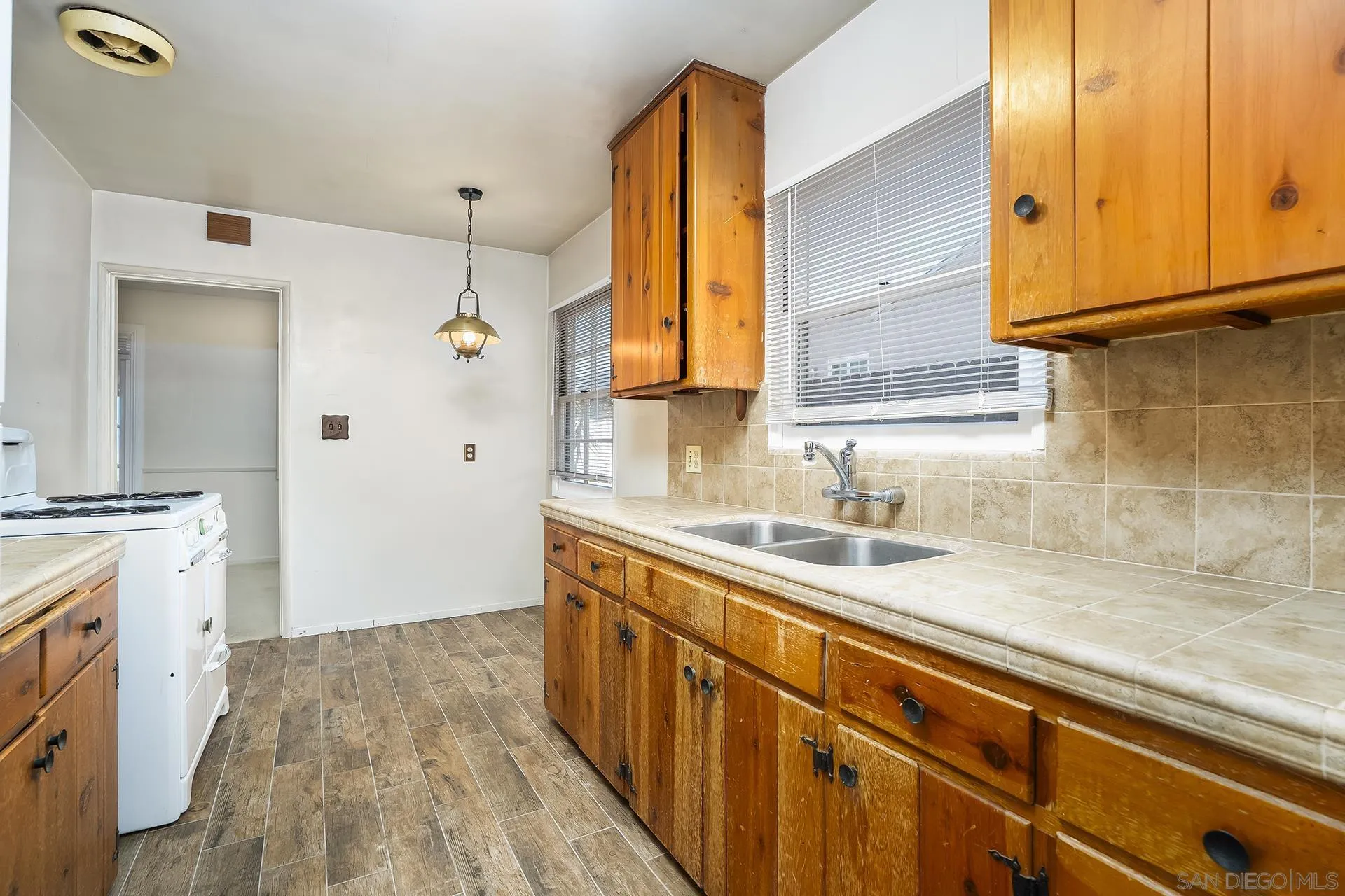 https://cdn.realtyfeed.com/cdn/127/260019673/e720933e0413cdbf6bb248372a94e6ce.webp
