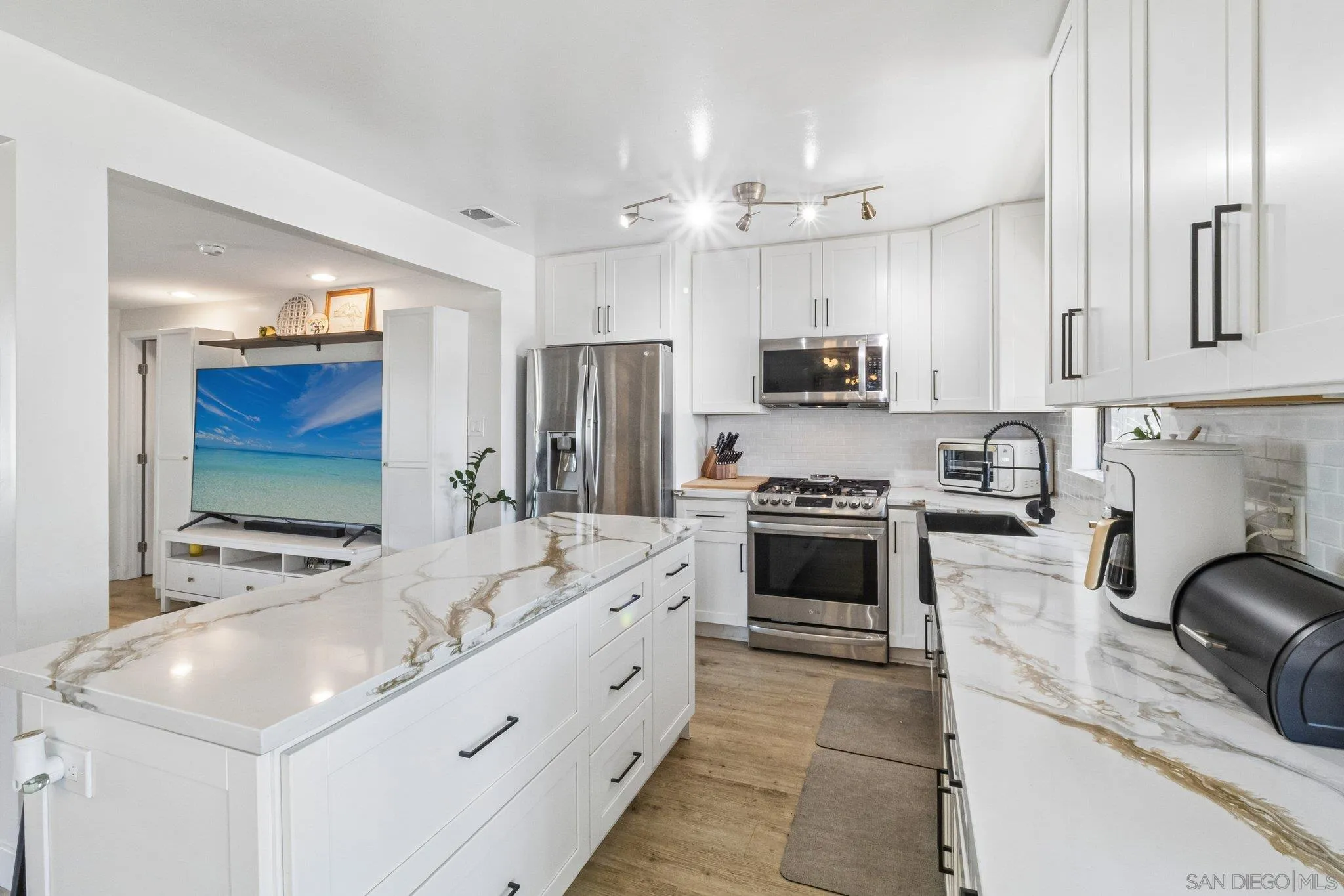 https://cdn.realtyfeed.com/cdn/127/260019684/122f71ff66e59bdf820112e856db0f62.webp
