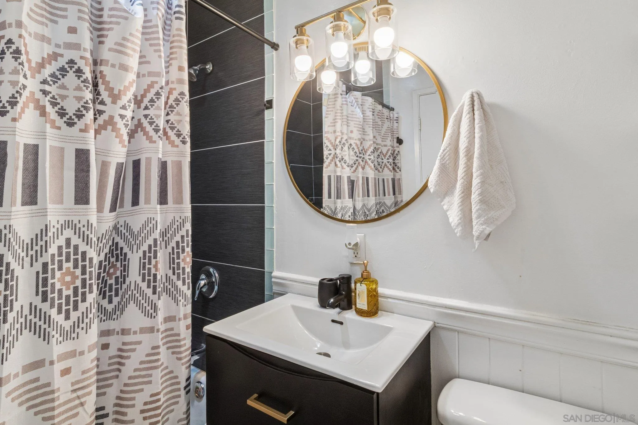 https://cdn.realtyfeed.com/cdn/127/260019684/53c1666f161621c248e40b7218a35110.webp