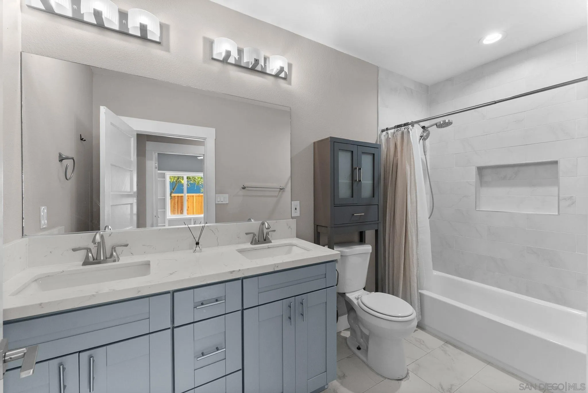 https://cdn.realtyfeed.com/cdn/127/260019714/ce1e020fb4602d714115c83fb629fbd2.webp