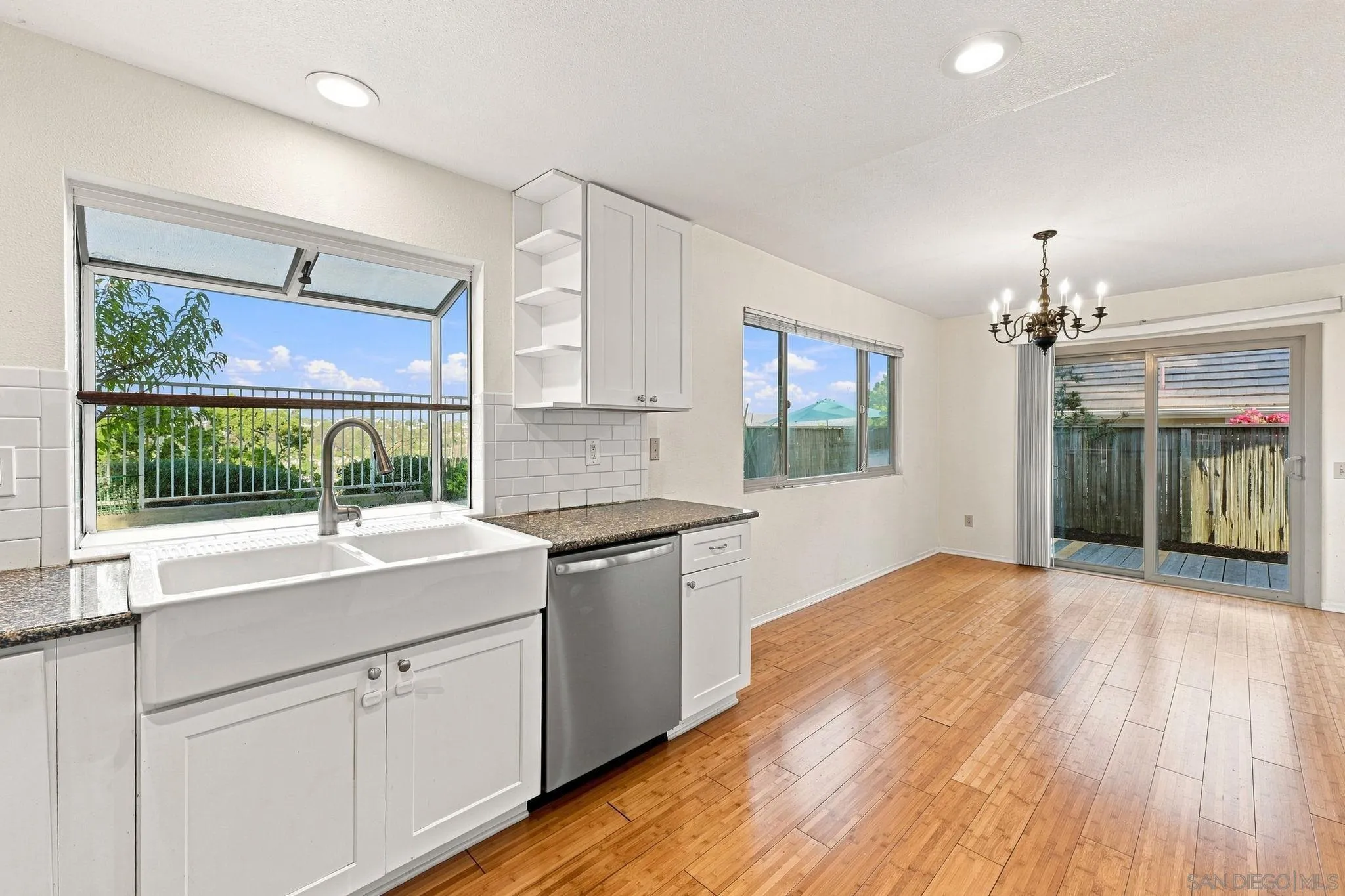 https://cdn.realtyfeed.com/cdn/127/260019722/3230d3ae68ca998510ded3439dc5aa79.webp