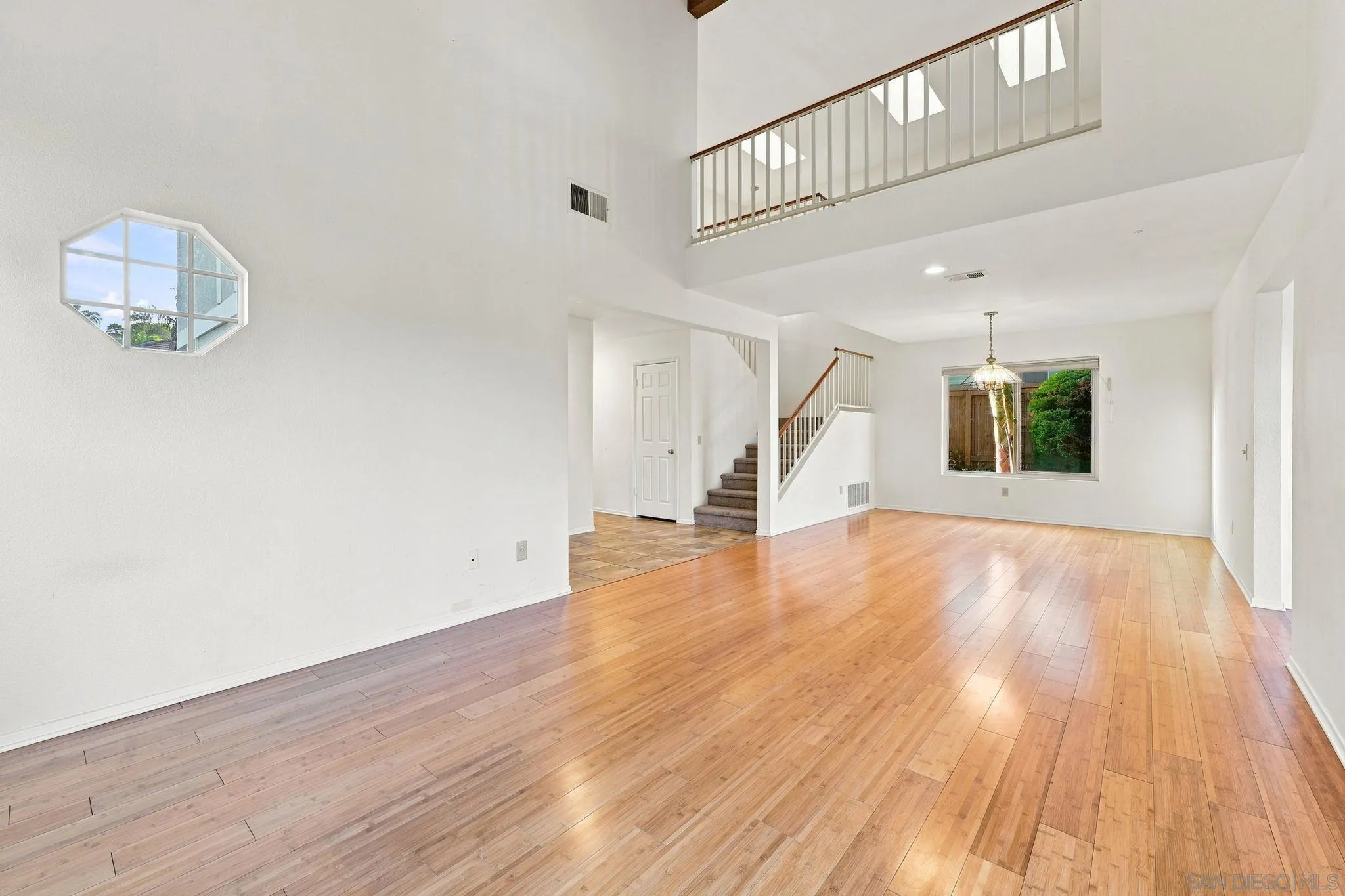 https://cdn.realtyfeed.com/cdn/127/260019722/38d07f5c6b5f42a7eaf0abaea90993a2.webp