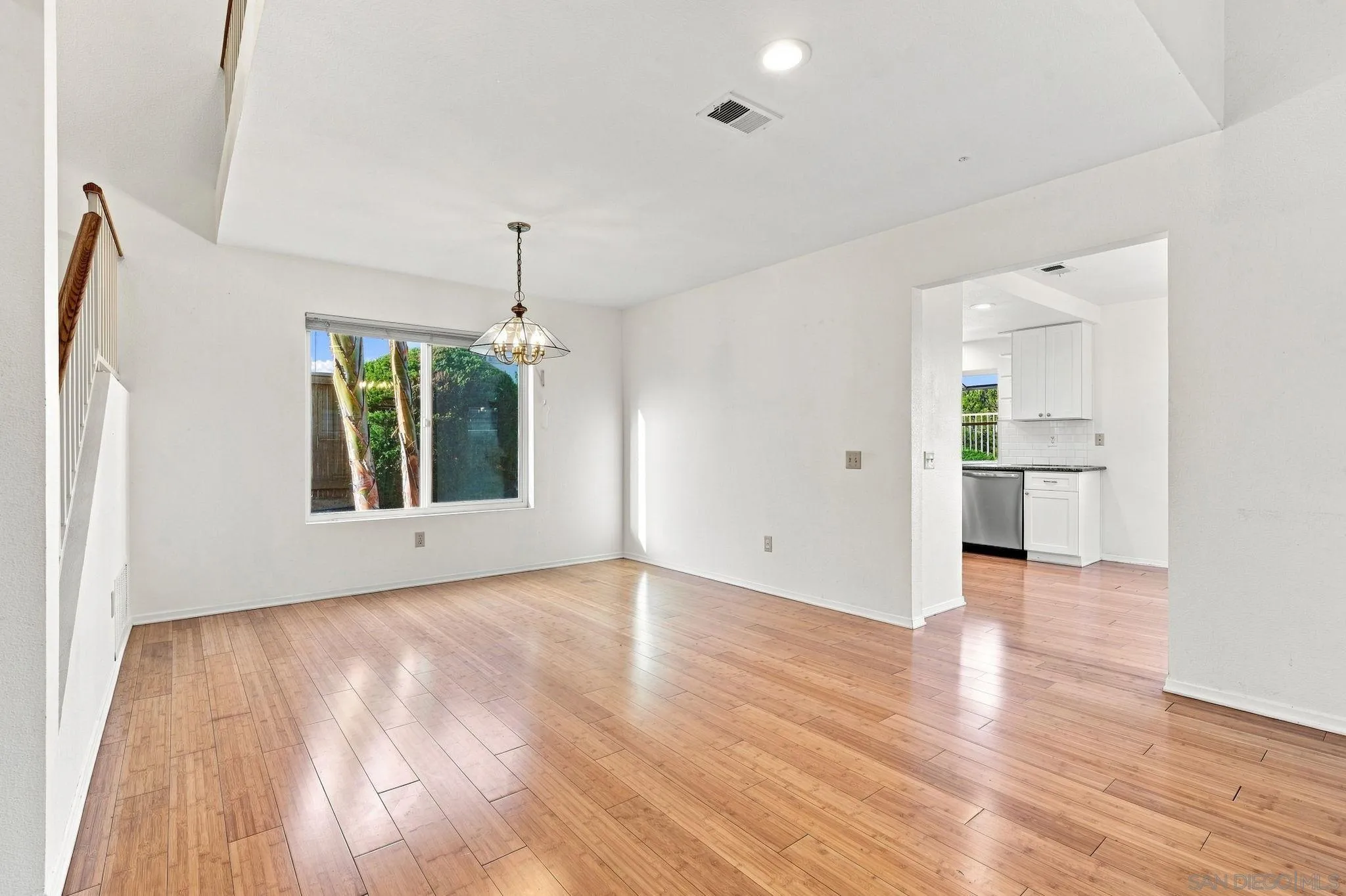 https://cdn.realtyfeed.com/cdn/127/260019722/887c7bdc3e74b522b557729da22bf750.webp