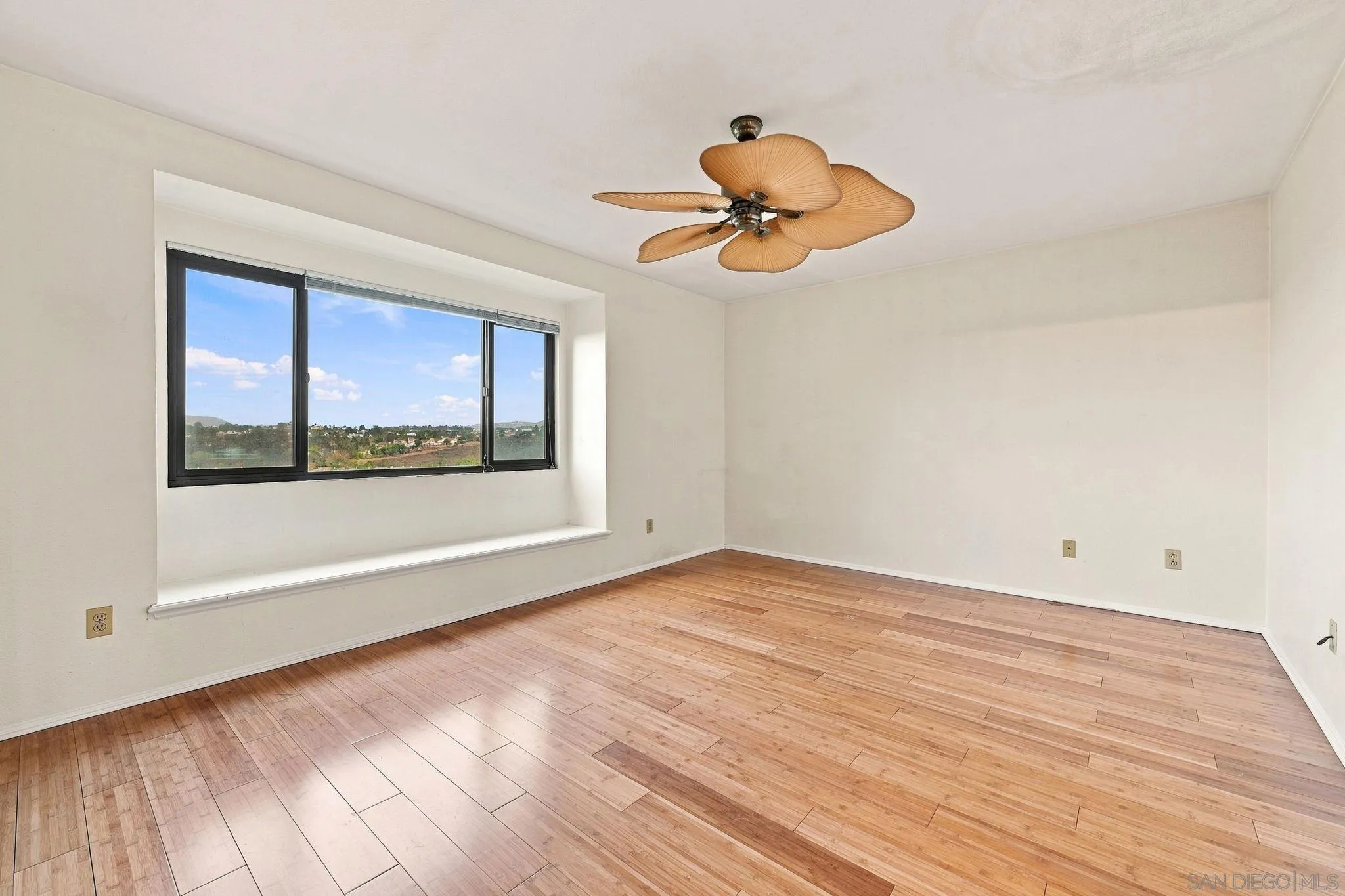 https://cdn.realtyfeed.com/cdn/127/260019722/fa24f4bc8f5d1d2cf80445fcd22e6503.webp