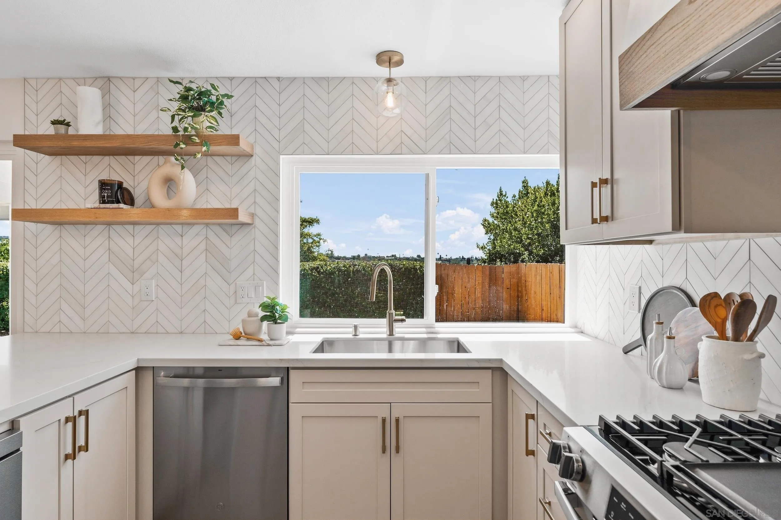 https://cdn.realtyfeed.com/cdn/127/260019741/06a649b69e3625288fc5d22a588d2dce.webp