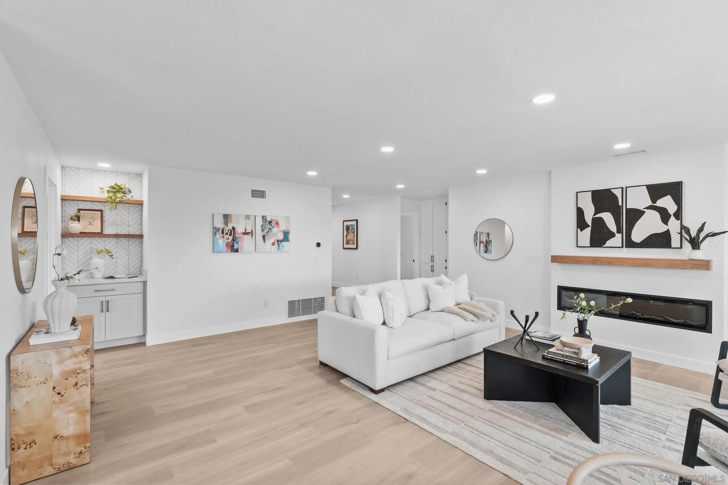 https://cdn.realtyfeed.com/cdn/127/260019741/27eb08e1a037aa5d129725fea68e941d.webp