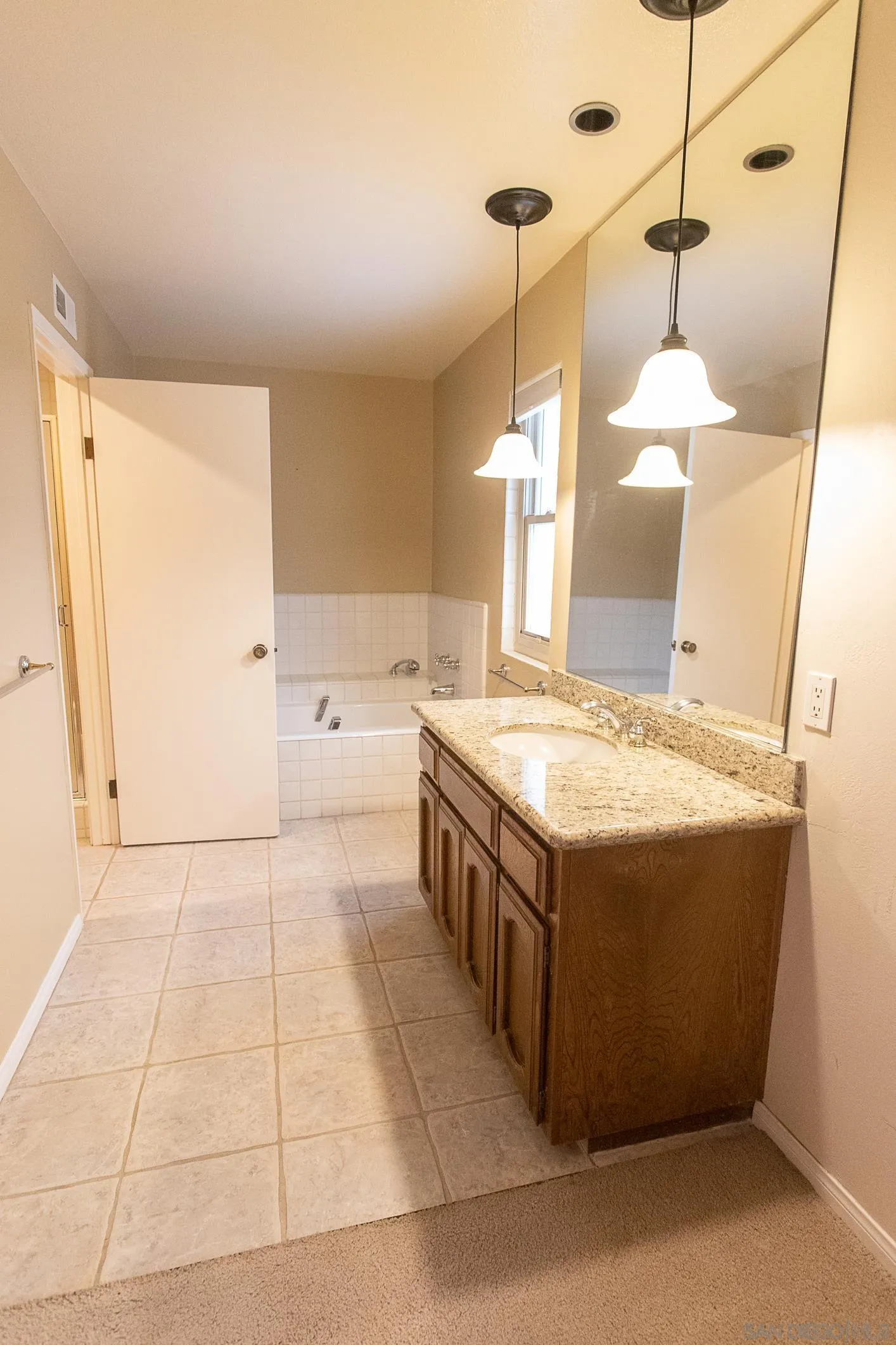 https://cdn.realtyfeed.com/cdn/127/260019749/371bc5240d16ca98f775a5cf2d9c5fb3.webp