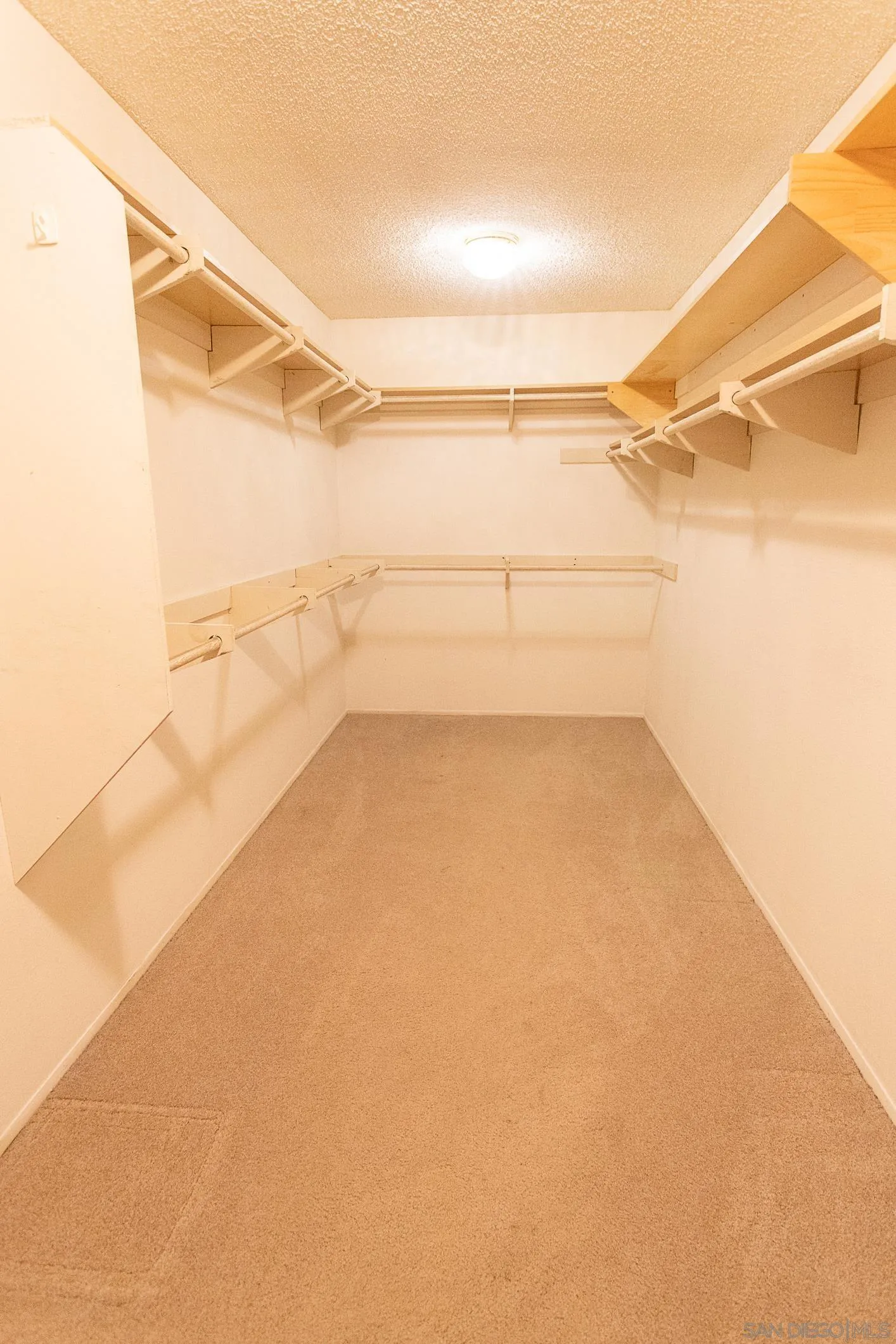 https://cdn.realtyfeed.com/cdn/127/260019749/af965012ff790eadd47a2db388ba7b81.webp