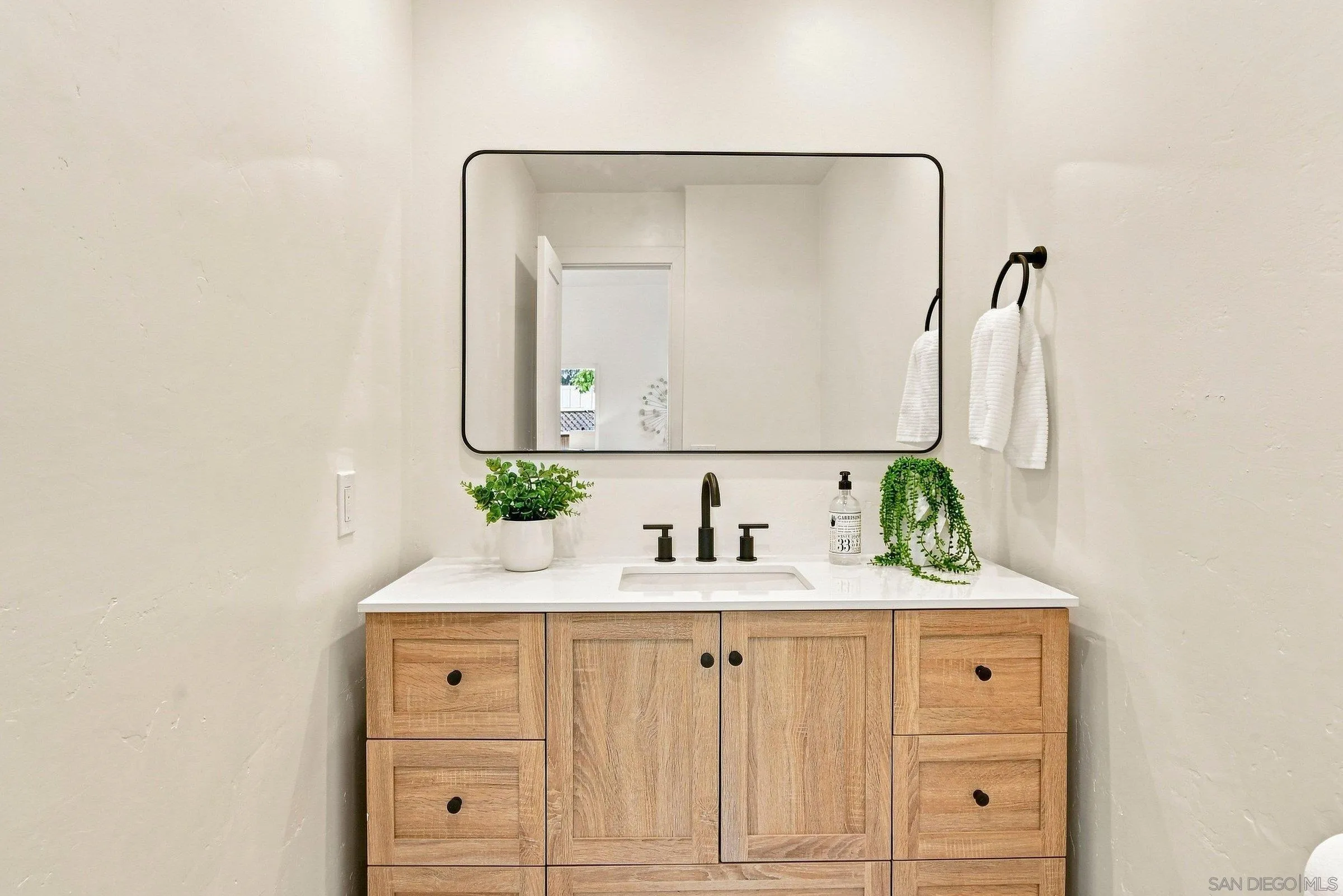 https://cdn.realtyfeed.com/cdn/127/260019751/6d81d16e734a5b617df333ba53473ac8.webp
