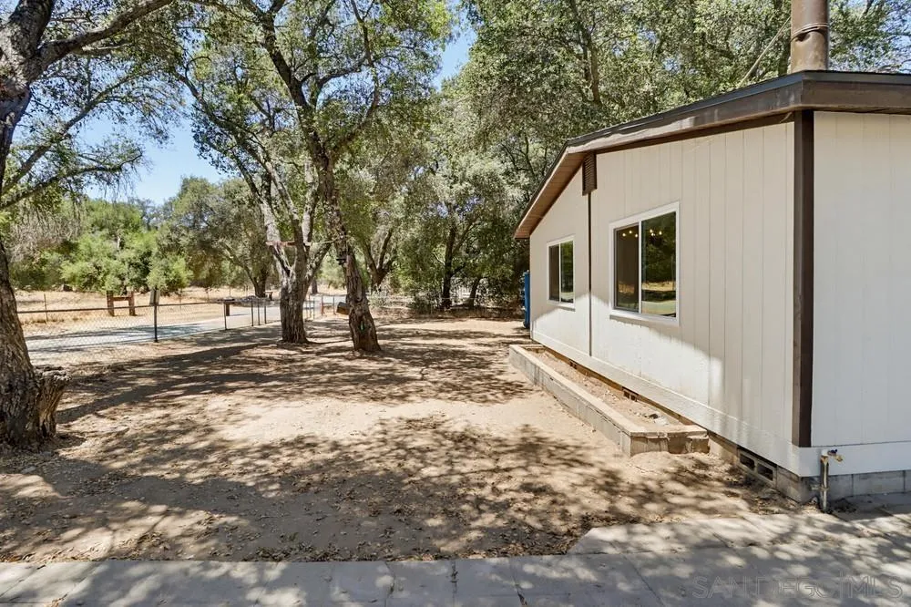 https://cdn.realtyfeed.com/cdn/127/260019758/ced51bcf078ff63539f52f1a594d9f8e.webp