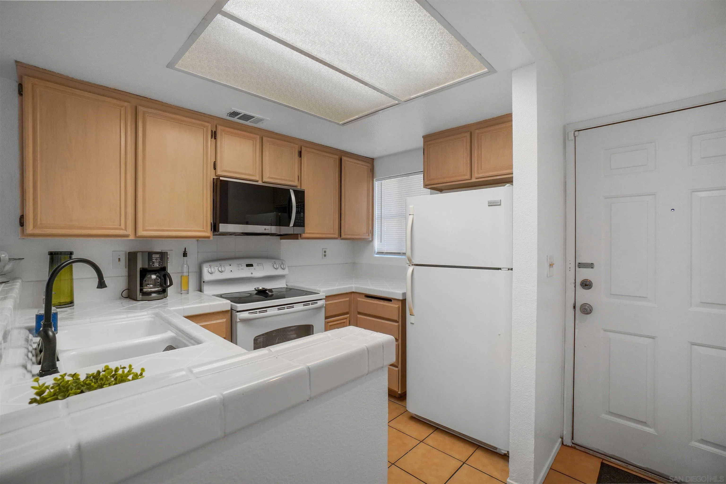 https://cdn.realtyfeed.com/cdn/127/260019762/cb6eabb9a448ef46597b26bedf0a49e1.webp