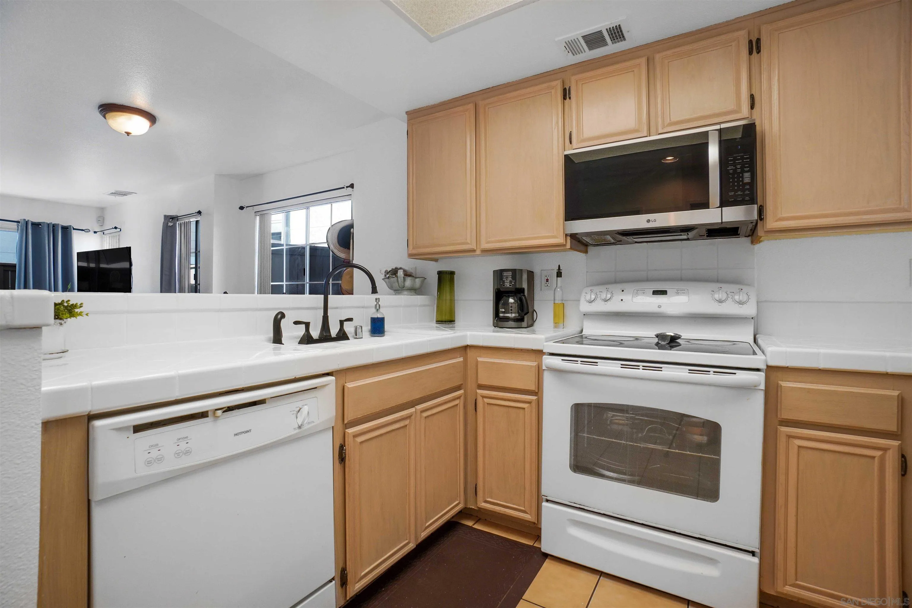 https://cdn.realtyfeed.com/cdn/127/260019762/fda365531753fcc3cfde71f494be887e.webp