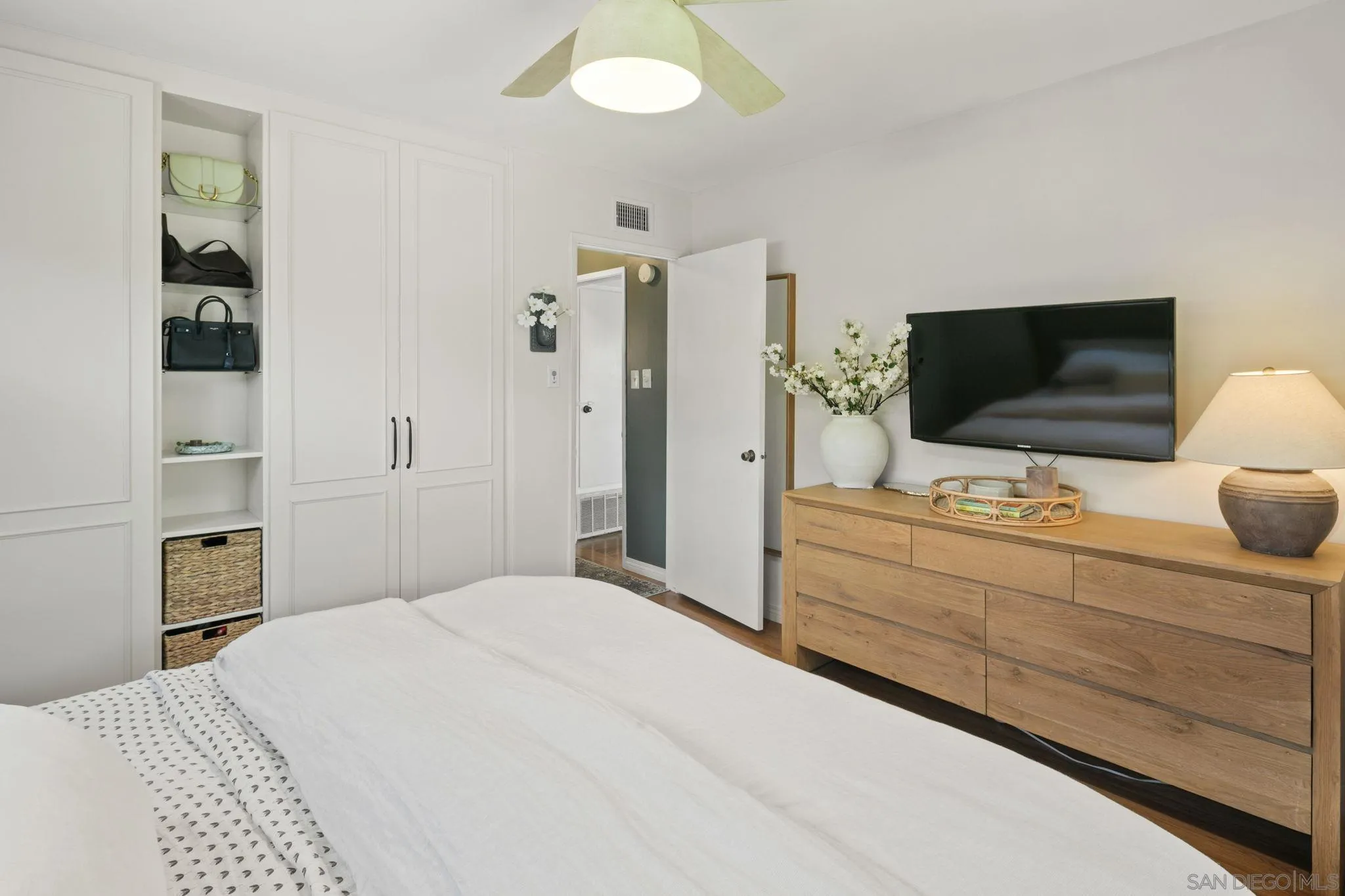 https://cdn.realtyfeed.com/cdn/127/260019796/049211eae1f69eb774d4cfe4714d9366.webp