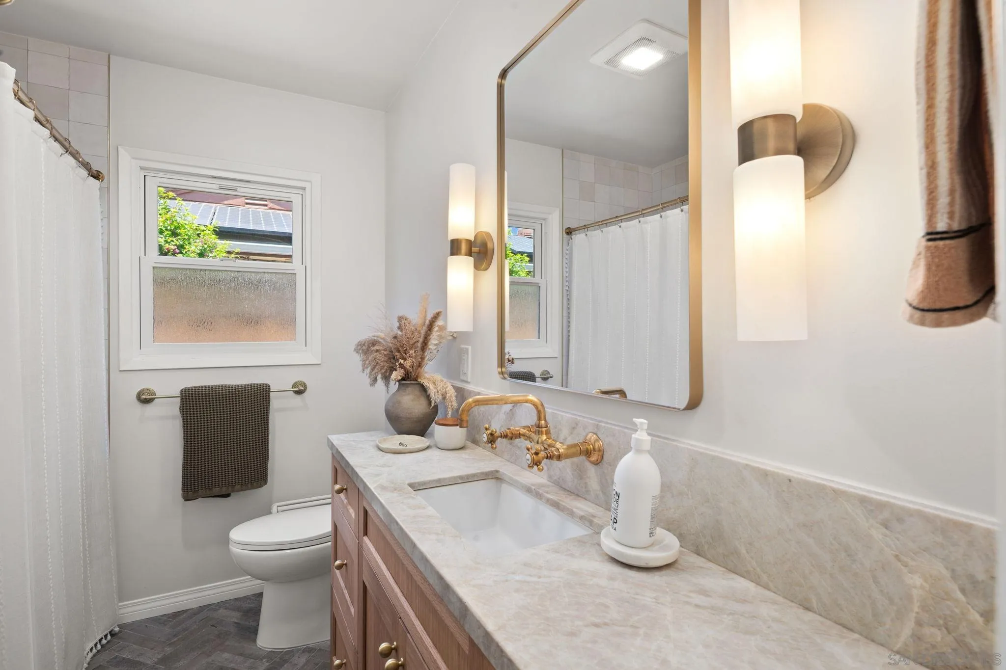 https://cdn.realtyfeed.com/cdn/127/260019796/468757d3766dea3b1daae0336f0771b5.webp