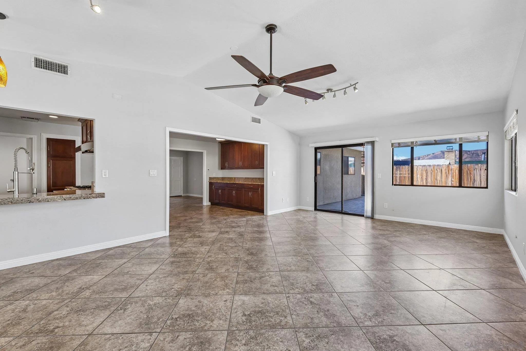 https://cdn.realtyfeed.com/cdn/127/260019797/4f3b38112a48ccf0874c65b5ff15c744.webp