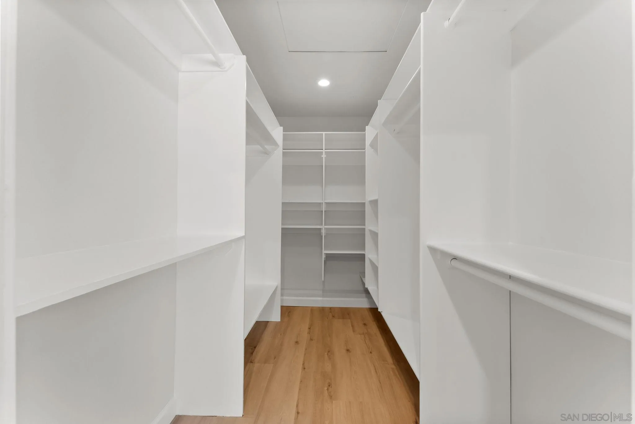 https://cdn.realtyfeed.com/cdn/127/260019799/16c7616faec5a7e18d92fede6a583e0c.webp