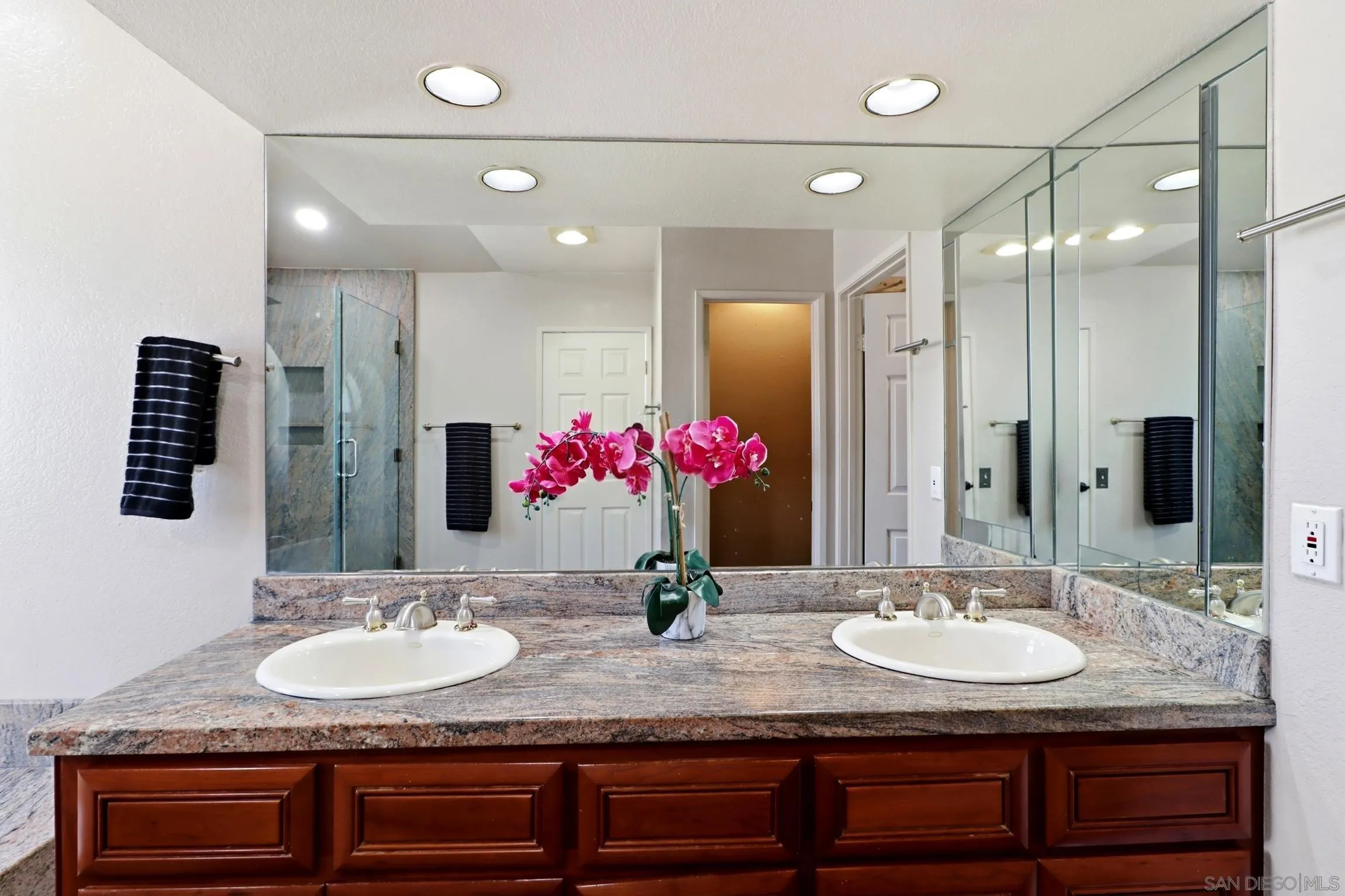 https://cdn.realtyfeed.com/cdn/127/260019803/1eb9263df90ce6da5c44ae0c5f14dfb4.webp
