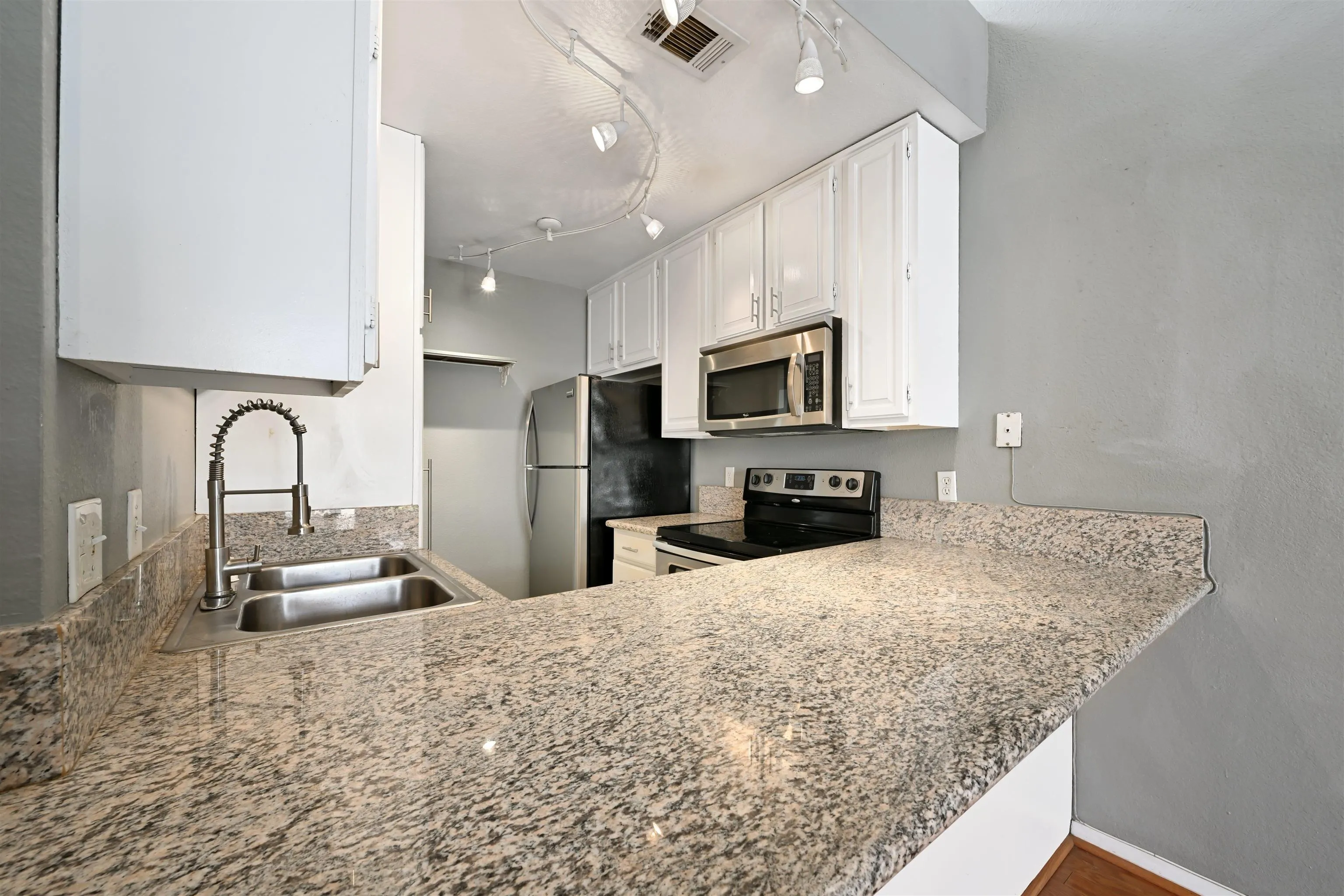 Photo #8: 260019804 Listing: Photo #8