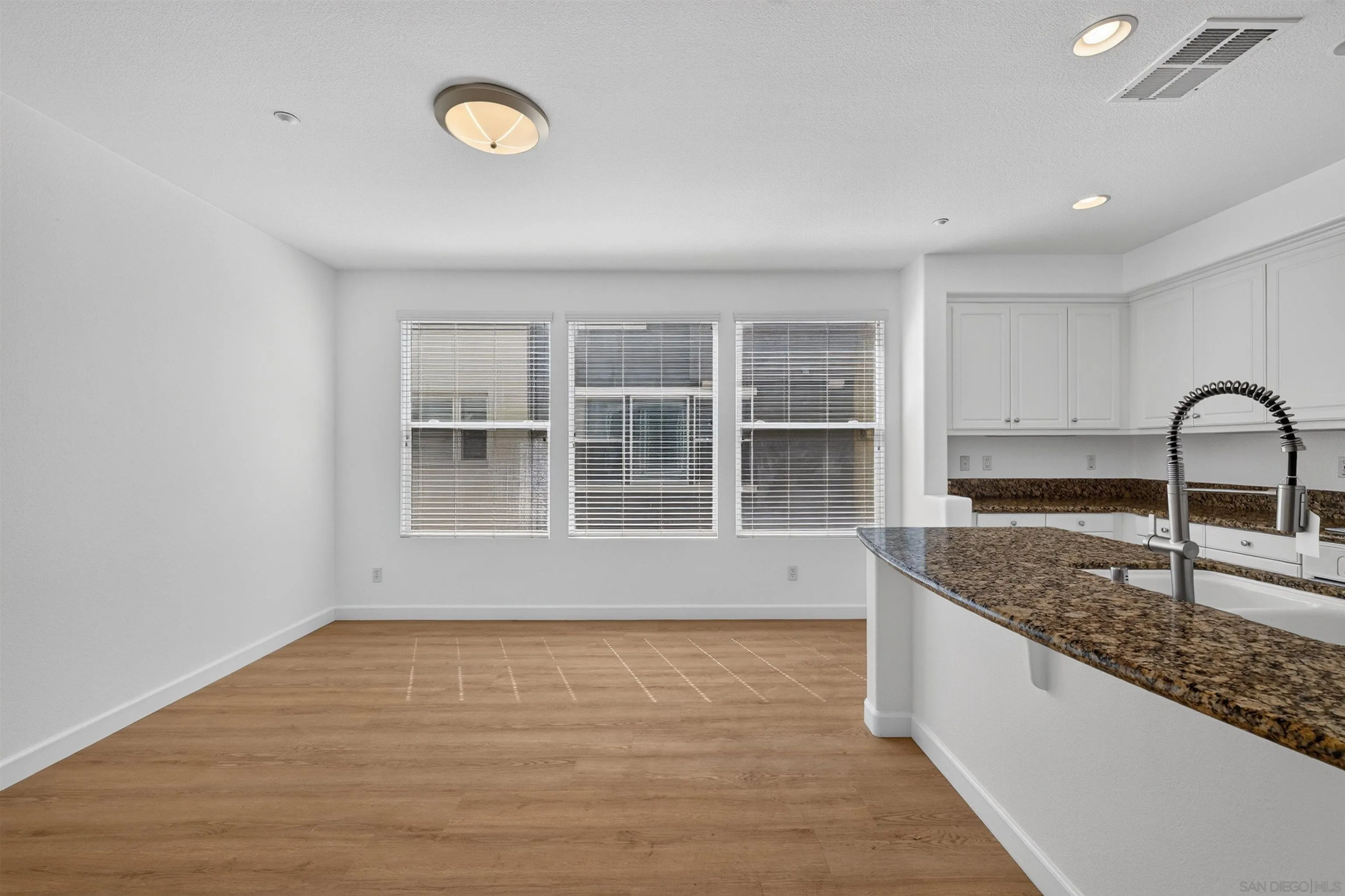 Photo #12: 260019812 Listing: Photo #12