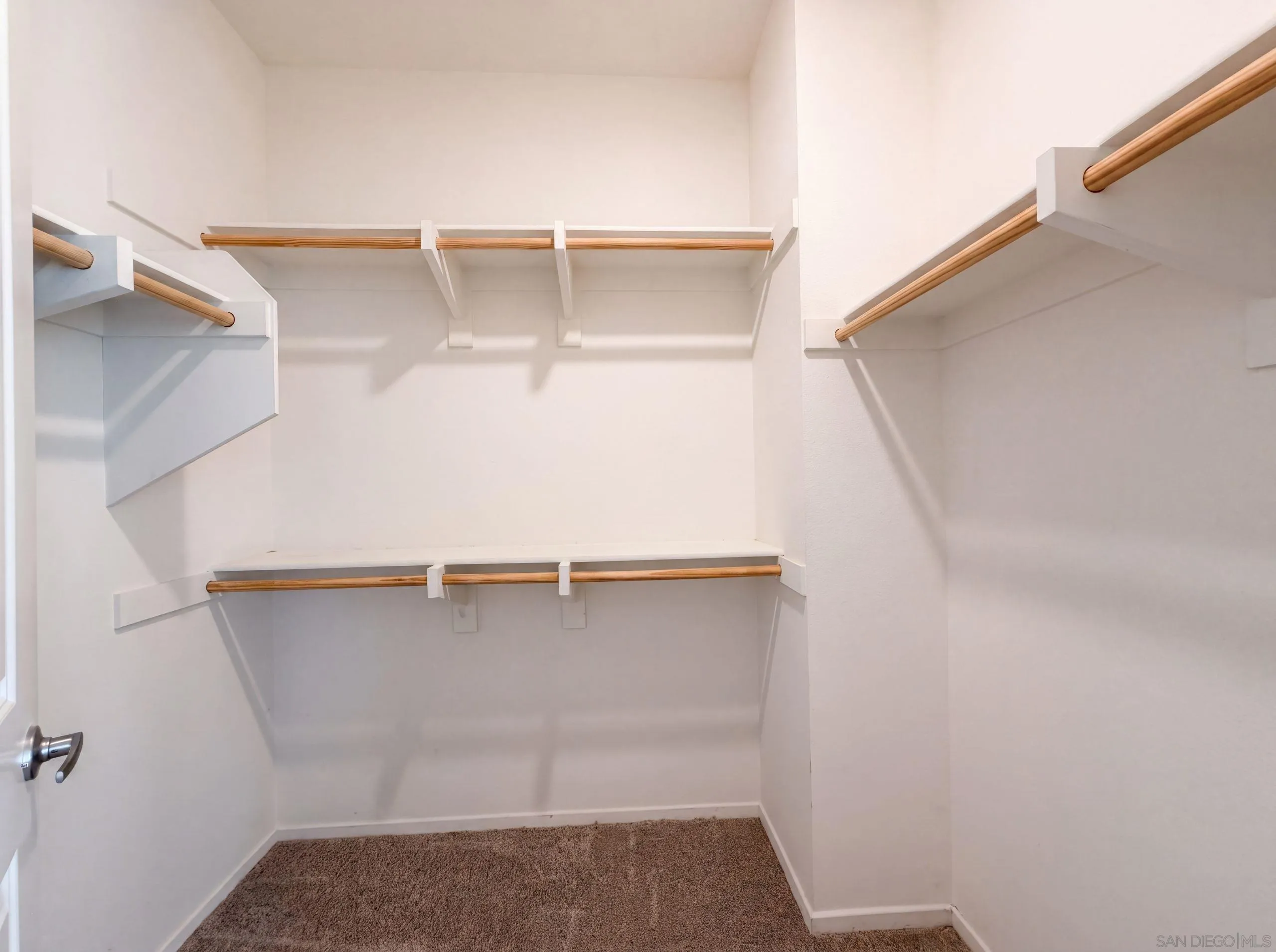 https://cdn.realtyfeed.com/cdn/127/260019815/3bca96cd76105b91eff6b14f22c204bb.webp