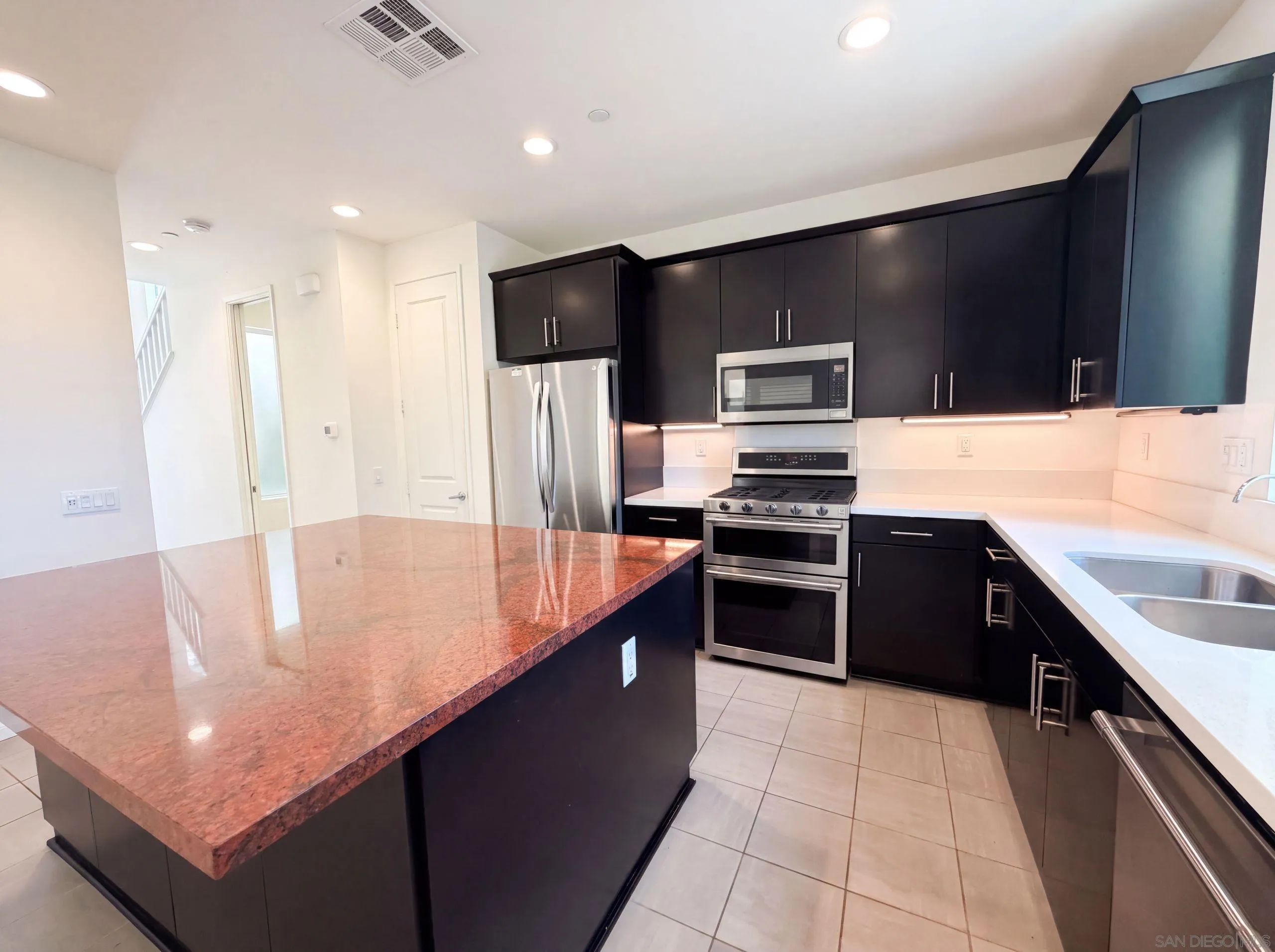 https://cdn.realtyfeed.com/cdn/127/260019815/b050d65d5a40e0667bd118d775dde5ab.webp