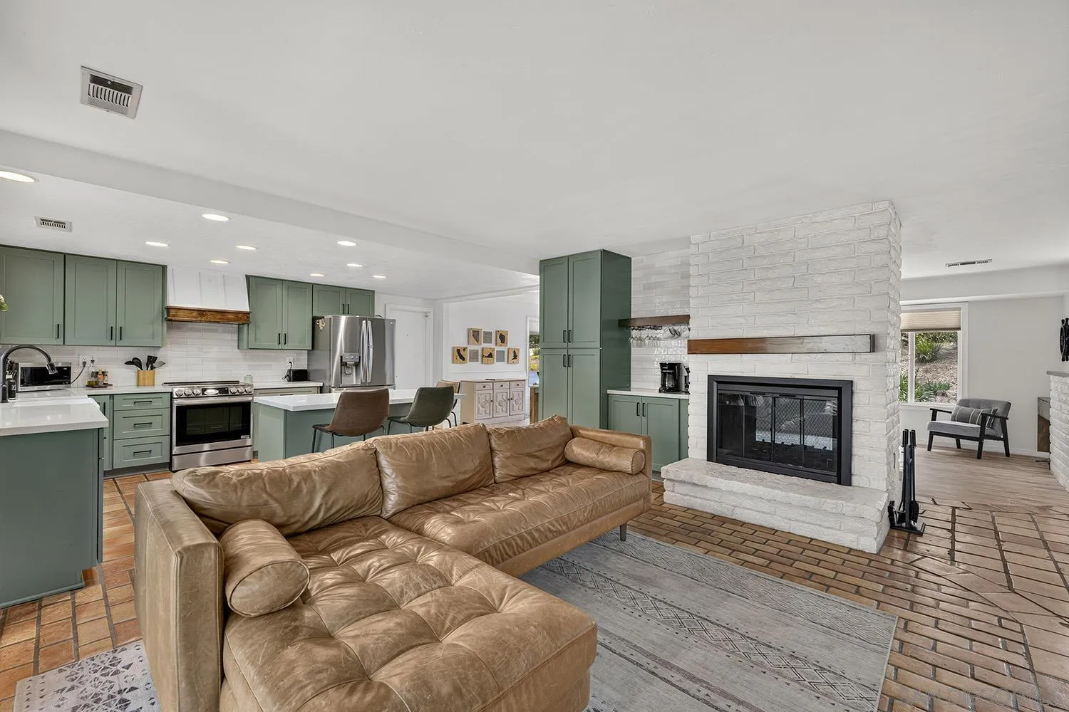 https://cdn.realtyfeed.com/cdn/127/260019819/6da9b2c17cf84d64d803153fcc4b544e.webp