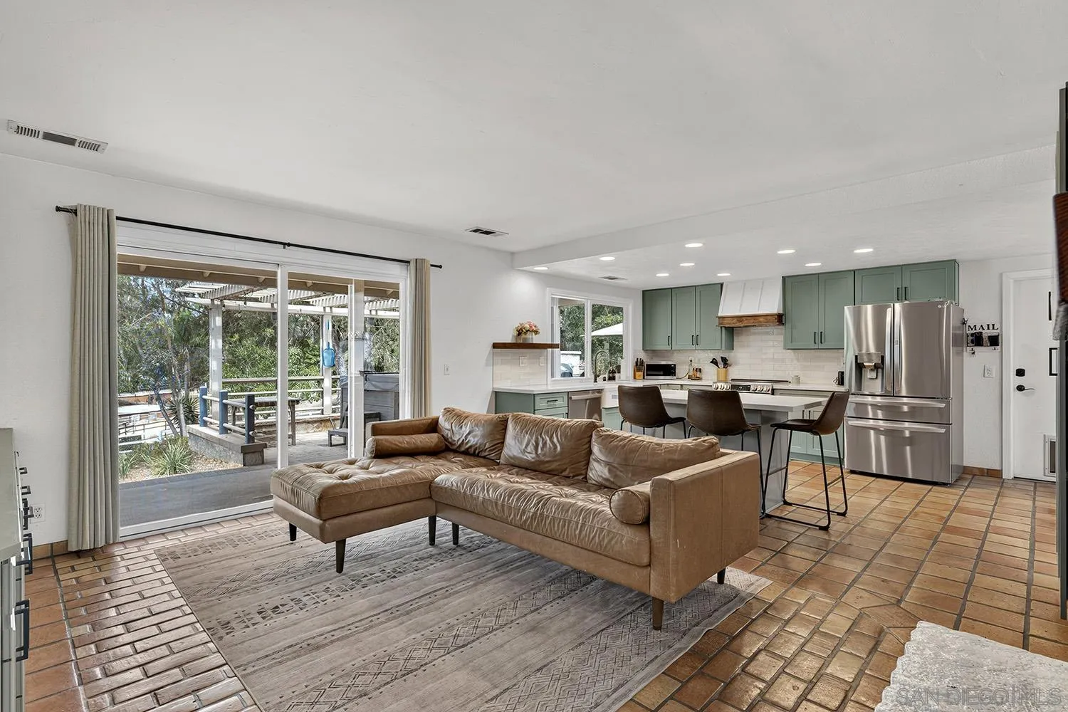 https://cdn.realtyfeed.com/cdn/127/260019819/d769e173bcf631e559b695a994c647c3.webp