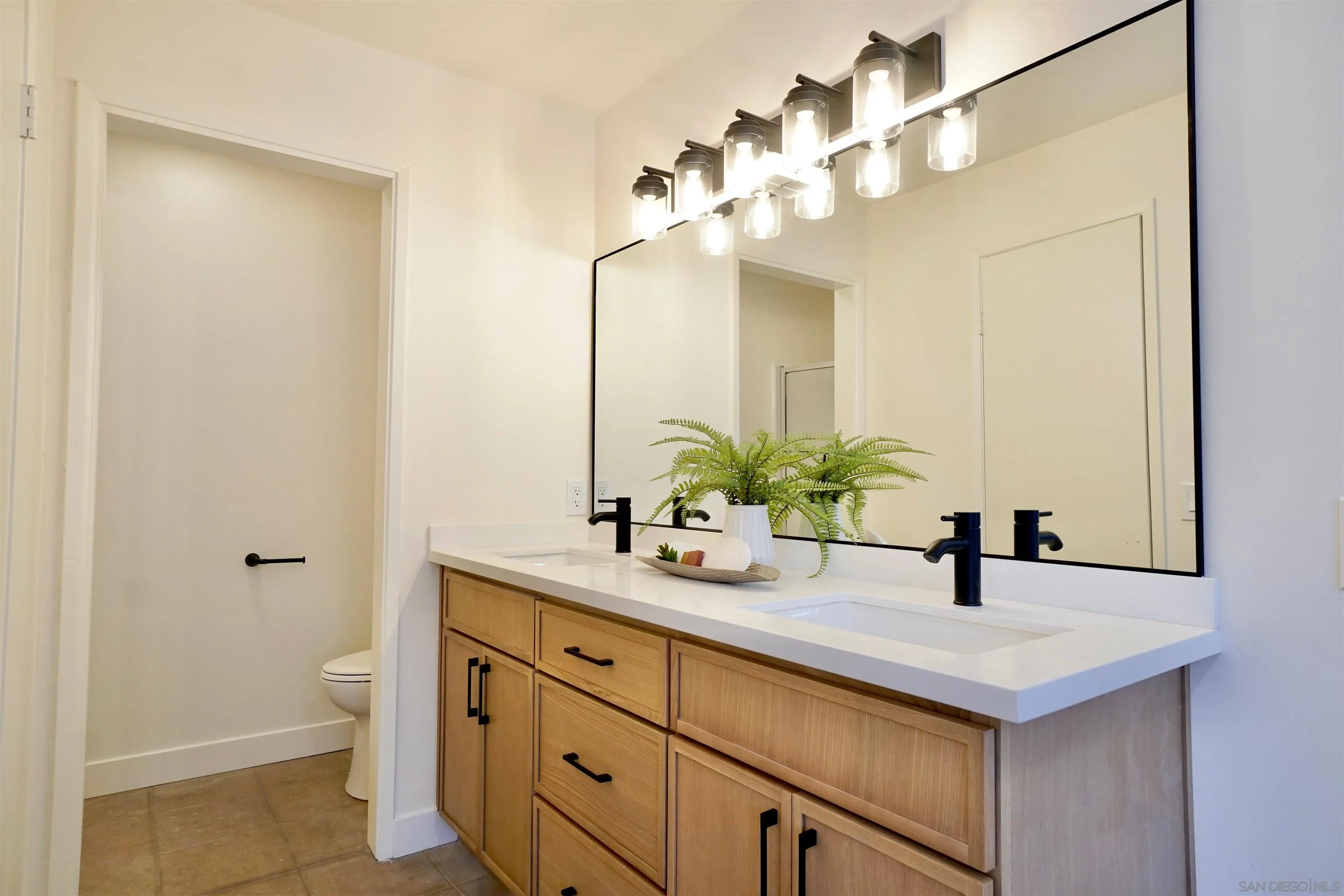 https://cdn.realtyfeed.com/cdn/127/260019824/1c74d842dfec160bf1ce442345022c55.webp