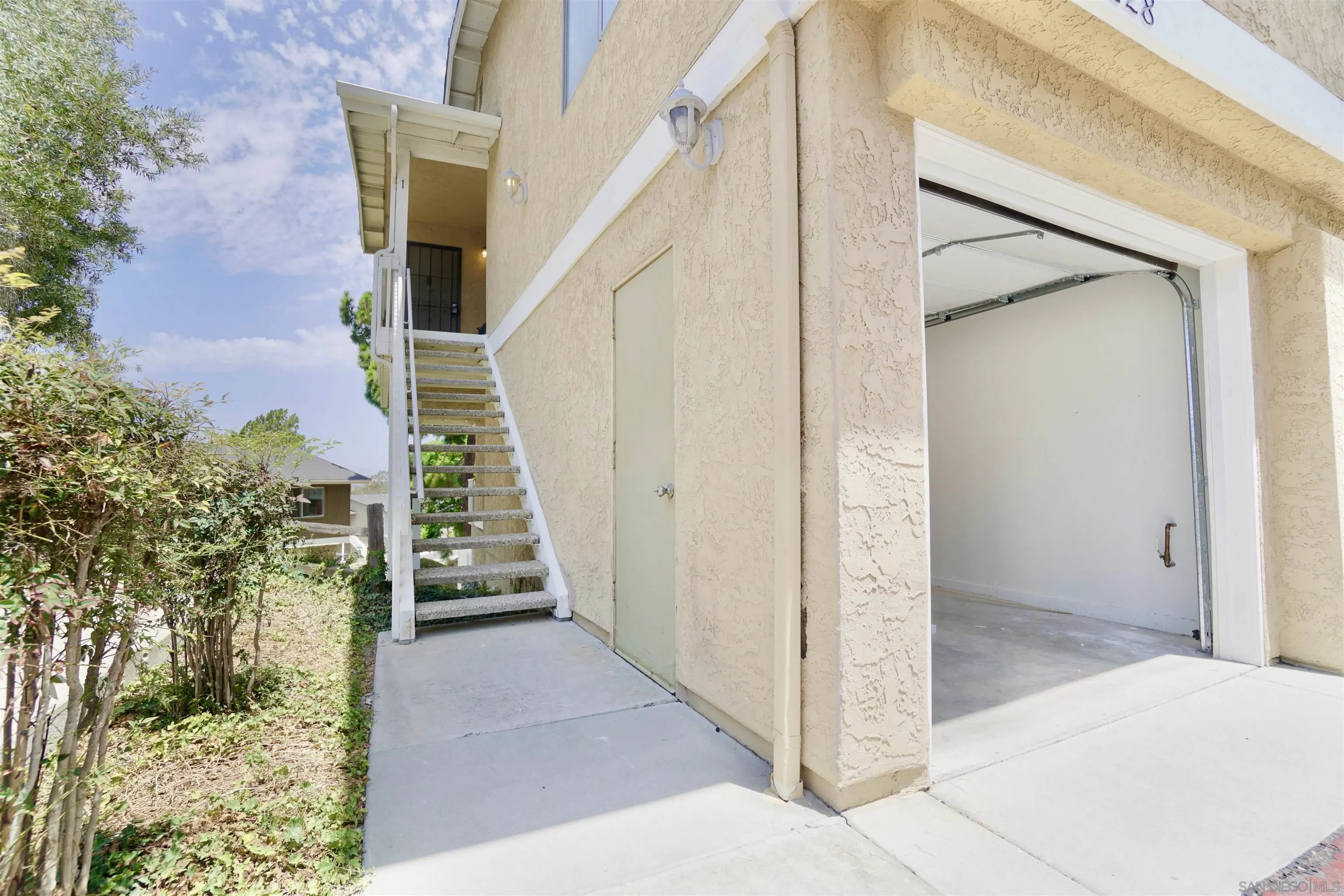 https://cdn.realtyfeed.com/cdn/127/260019824/ad5208c4163d6055bb49016e171647c8.webp