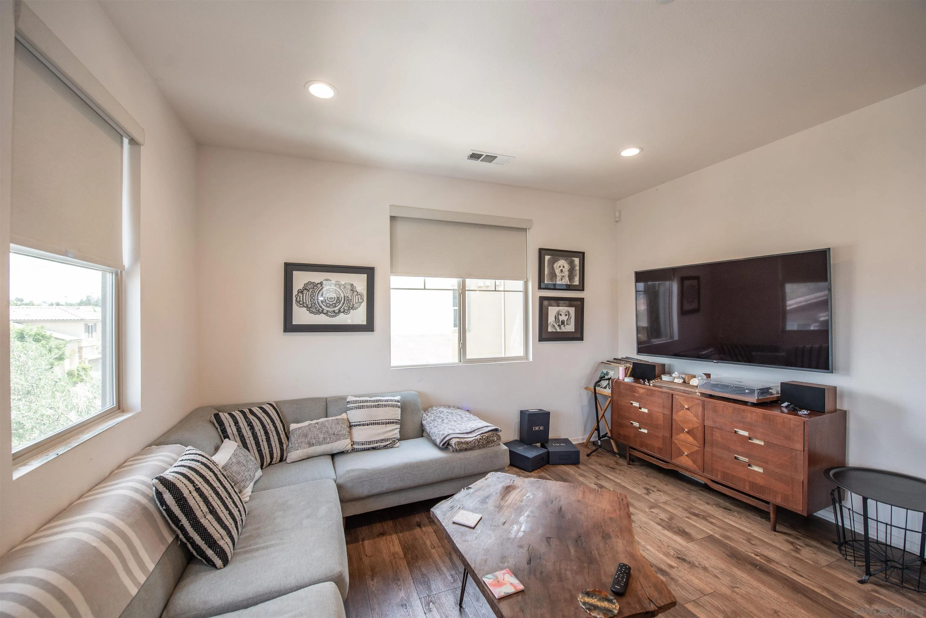 https://cdn.realtyfeed.com/cdn/127/260019830/220b957b702142ecc2cdb48214fc49e9.webp