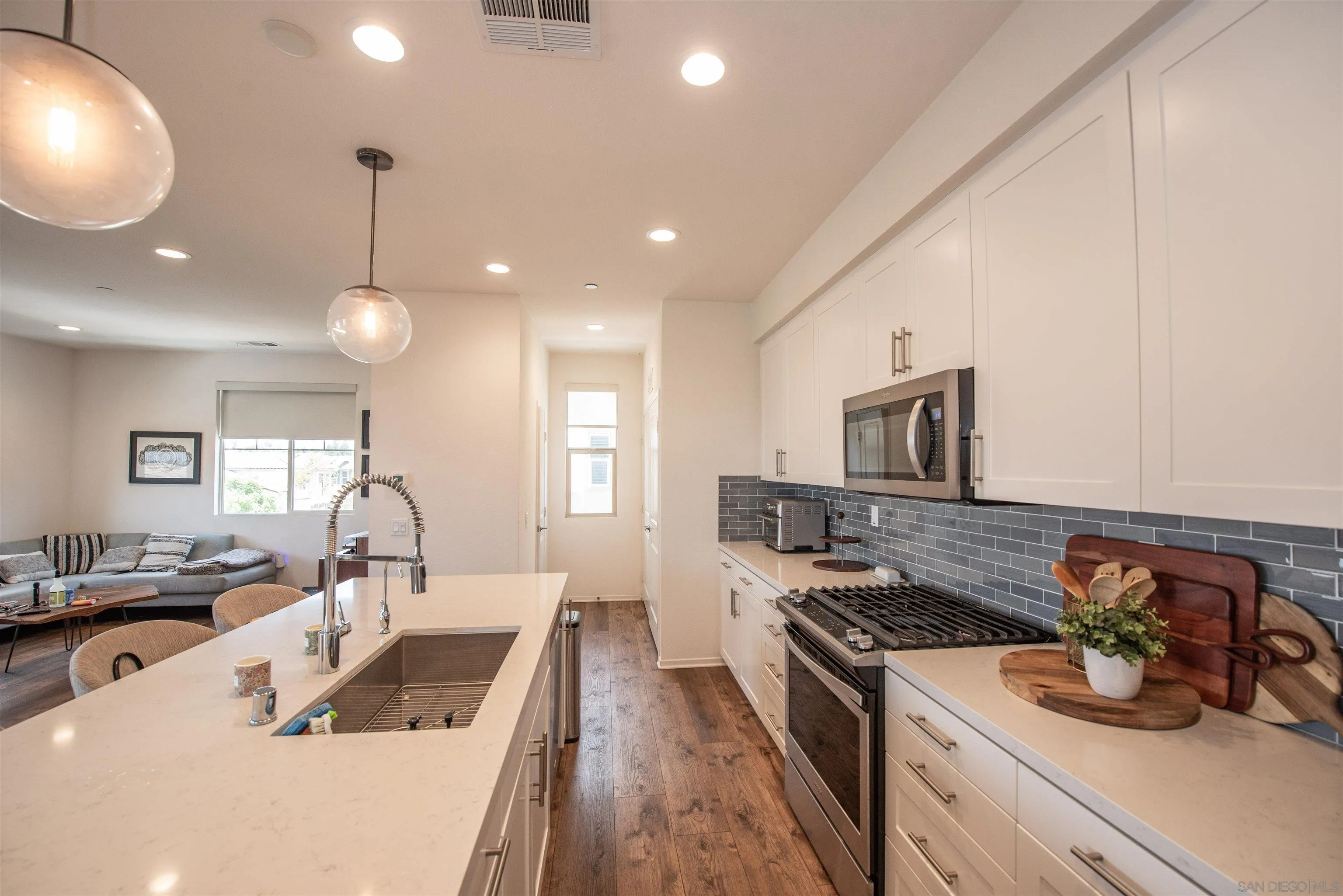 https://cdn.realtyfeed.com/cdn/127/260019830/9184036aa72f8b8be8cc176acff6b764.webp