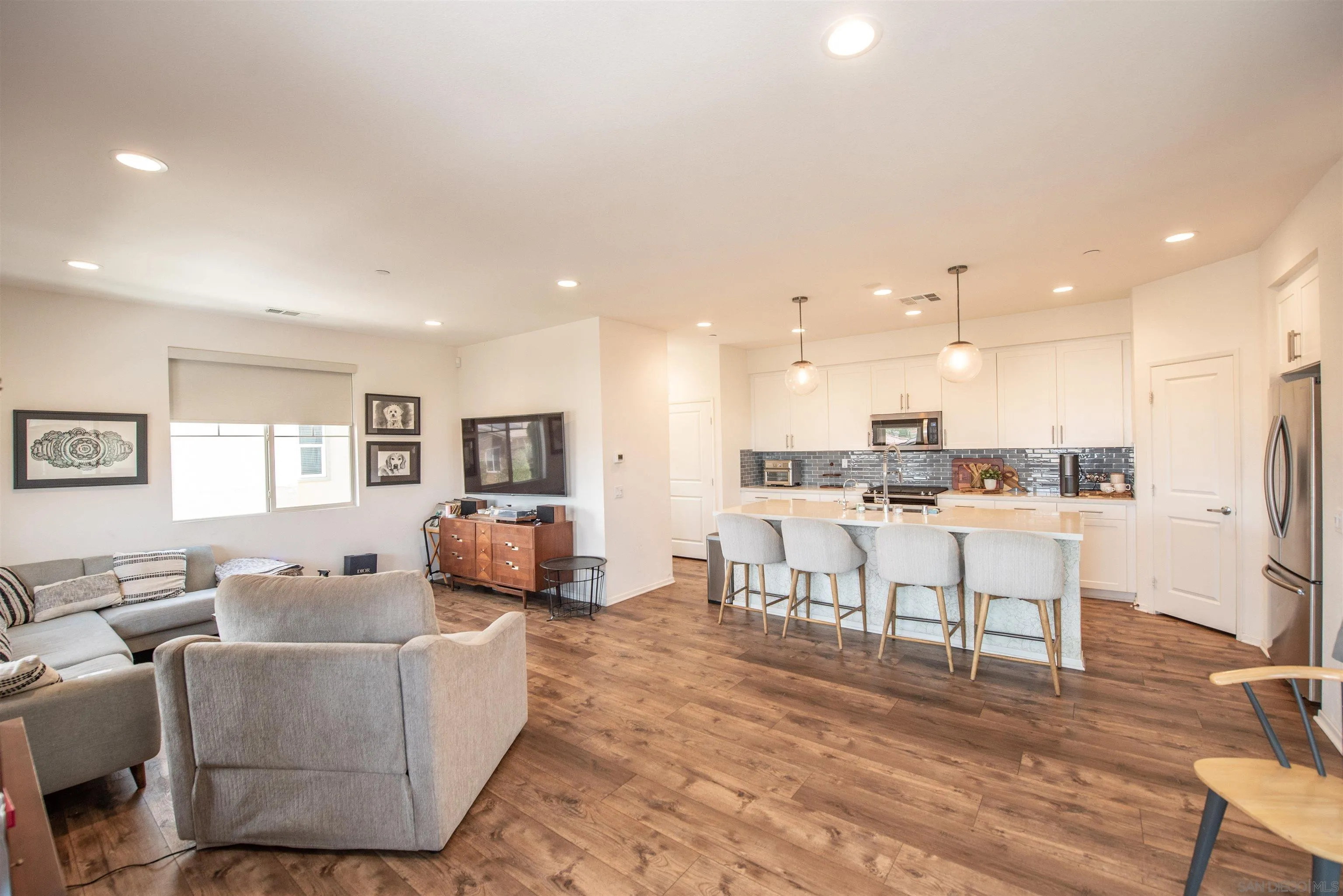https://cdn.realtyfeed.com/cdn/127/260019830/98f251a8b2243faec65e6e89478e4355.webp