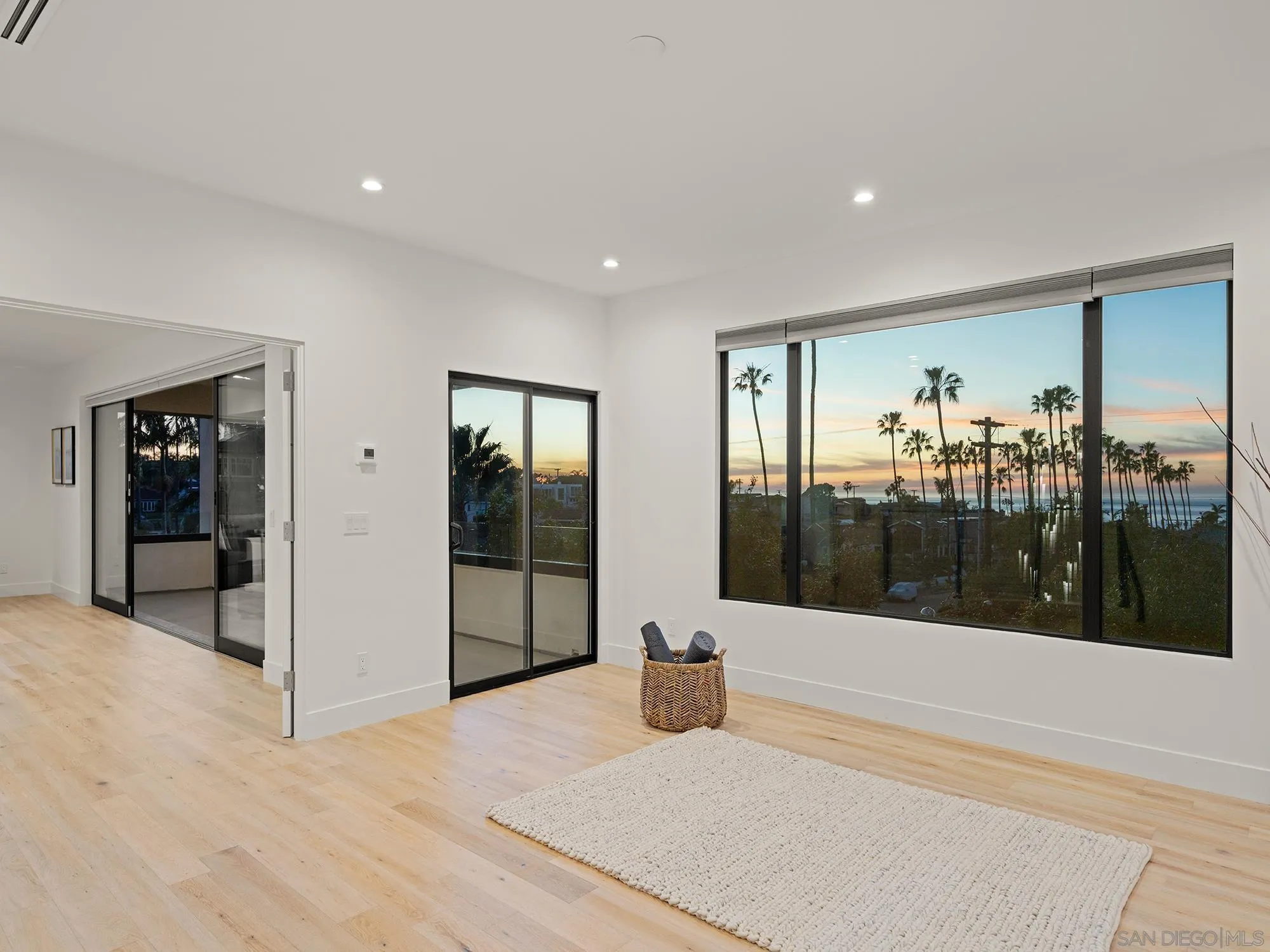 https://cdn.realtyfeed.com/cdn/127/260019832/76436f21570e7f96264f43bc890d7cdb.webp