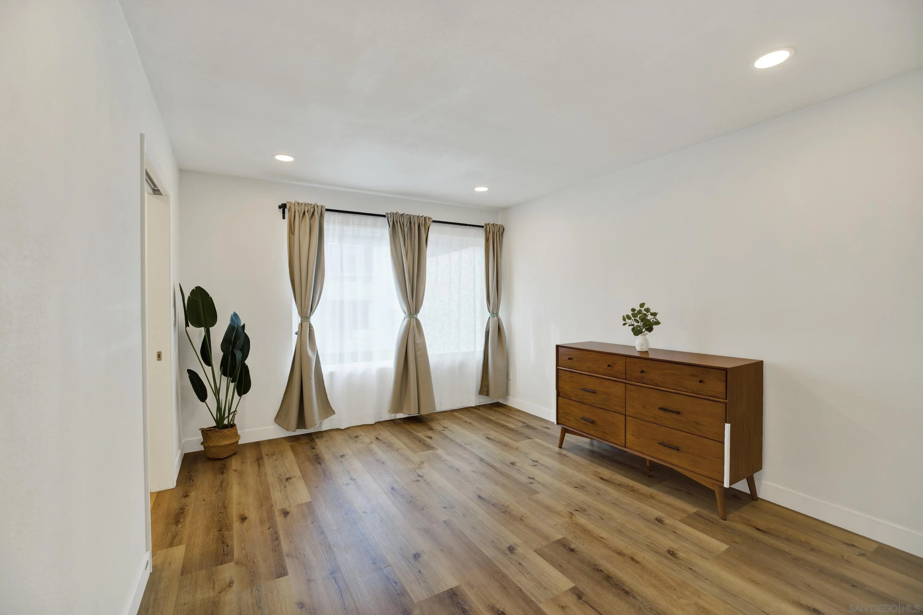 https://cdn.realtyfeed.com/cdn/127/260019840/58cfe63cef7cd54c9cfab19d275ea03f.webp