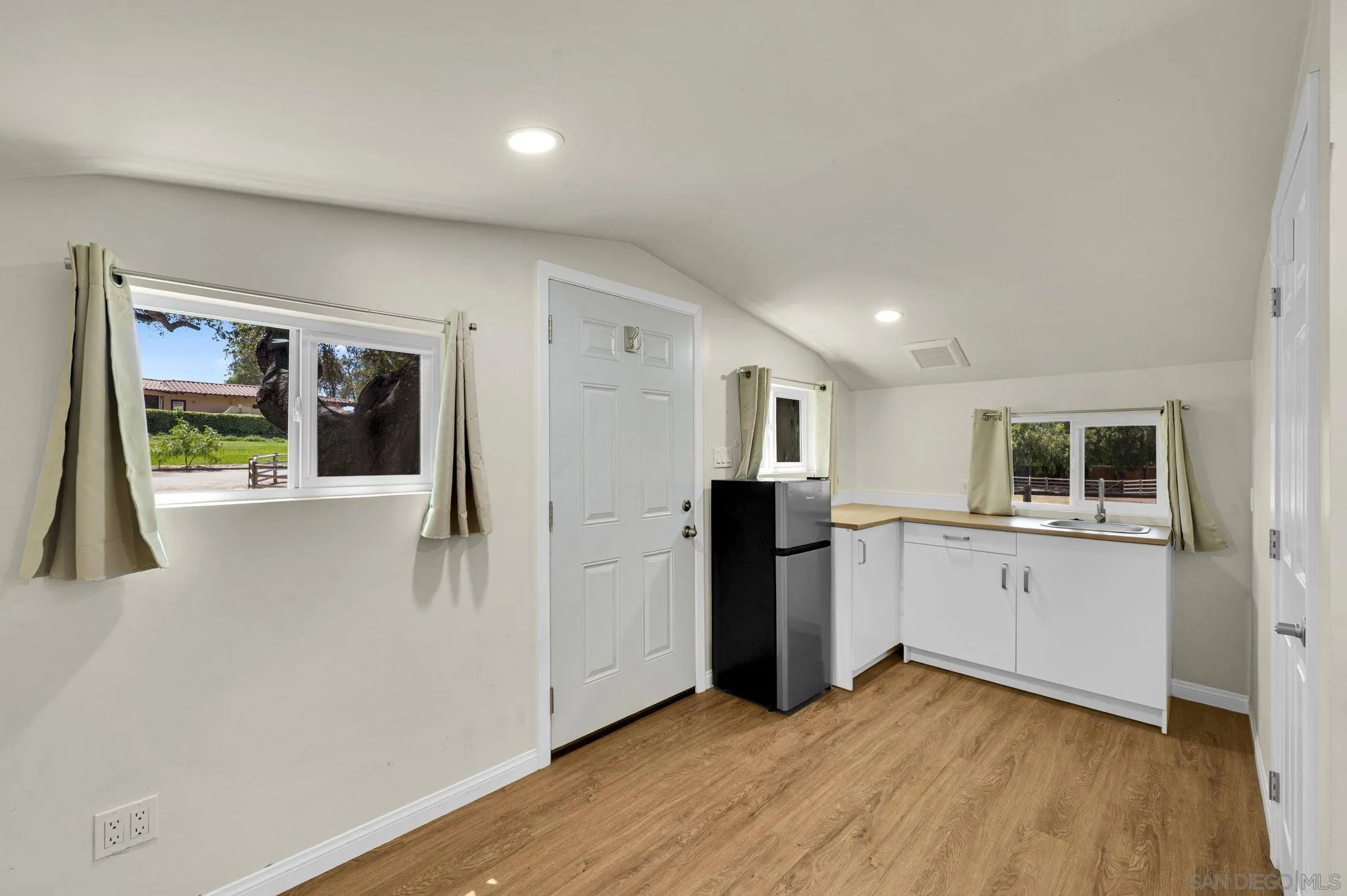 https://cdn.realtyfeed.com/cdn/127/260019845/502bf0878bed4ba006dea2c079dbb5ab.webp