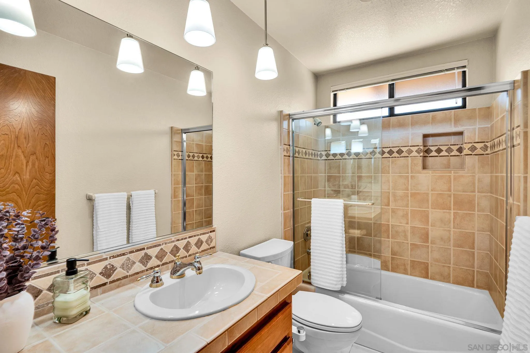 https://cdn.realtyfeed.com/cdn/127/260019845/80f6784aa70f695824e423b874e913a2.webp