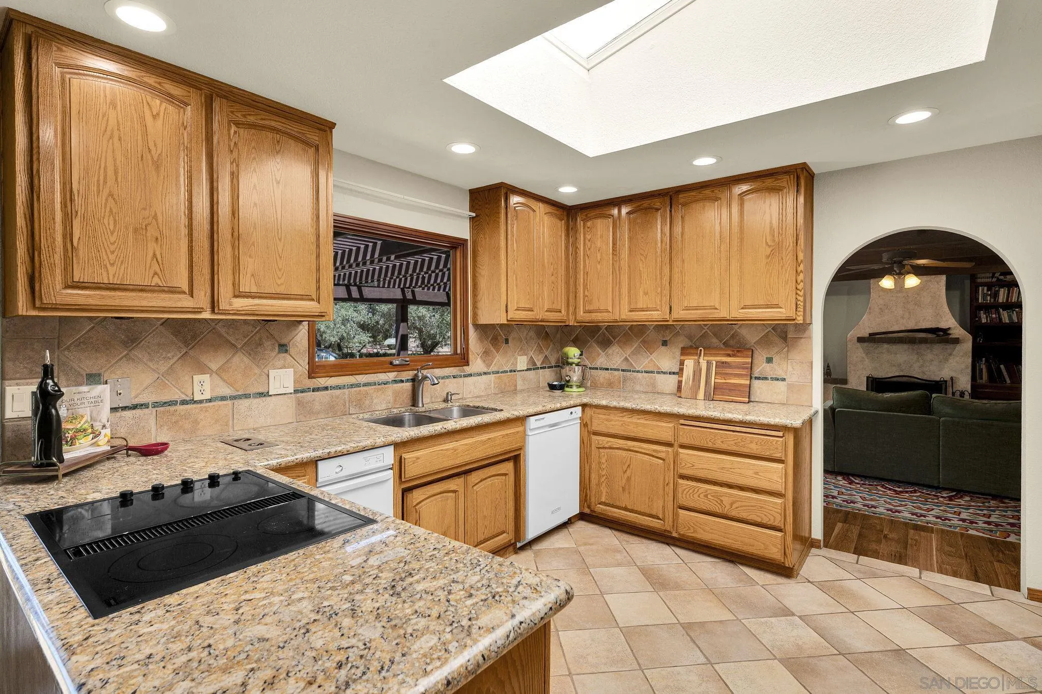 https://cdn.realtyfeed.com/cdn/127/260019845/f607a1d466c64f81325797441987c17e.webp