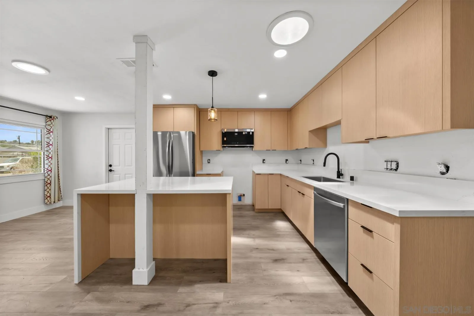 https://cdn.realtyfeed.com/cdn/127/260019847/37f0474bbb195f3776fe06a2f71f77a2.webp