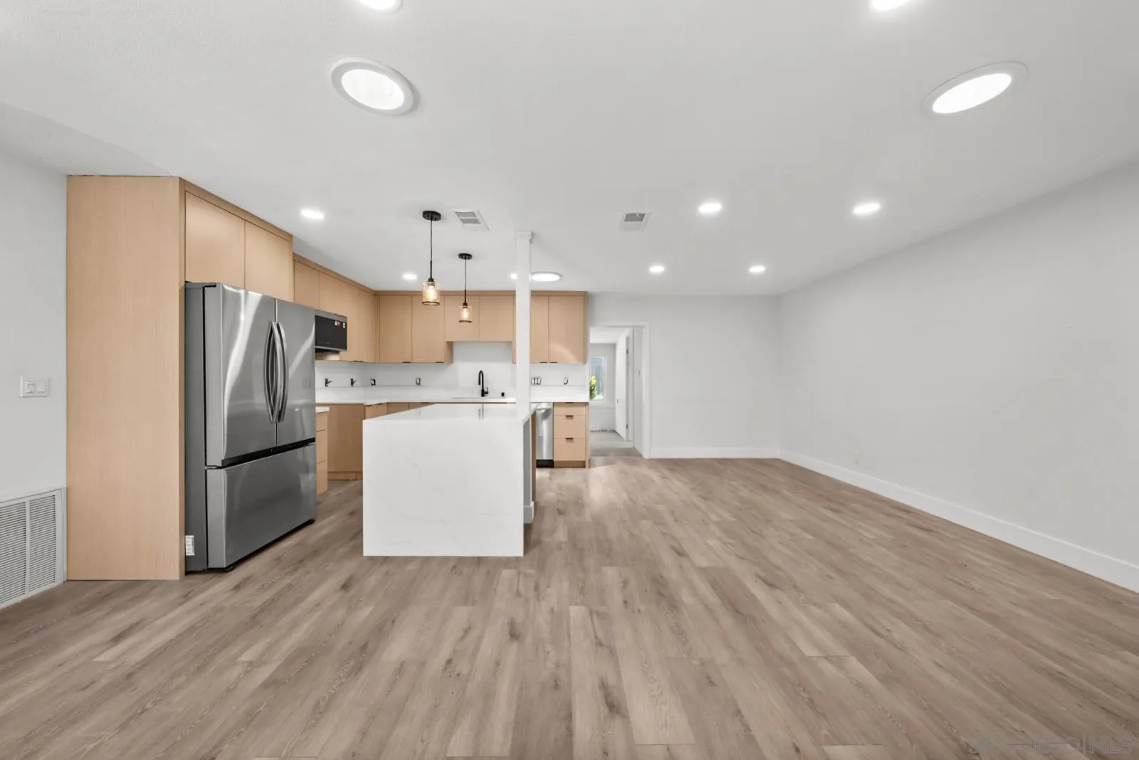 https://cdn.realtyfeed.com/cdn/127/260019847/70049e084dad7782eac704e7adaf01b2.webp