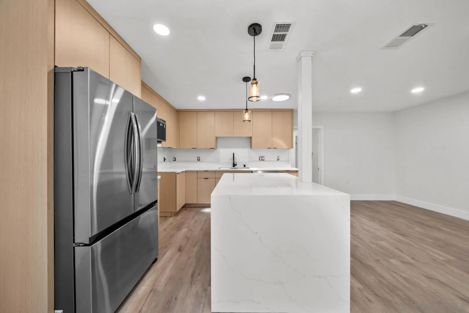 https://cdn.realtyfeed.com/cdn/127/260019847/97245c0186ff065e472468abe9dd0fd4.webp