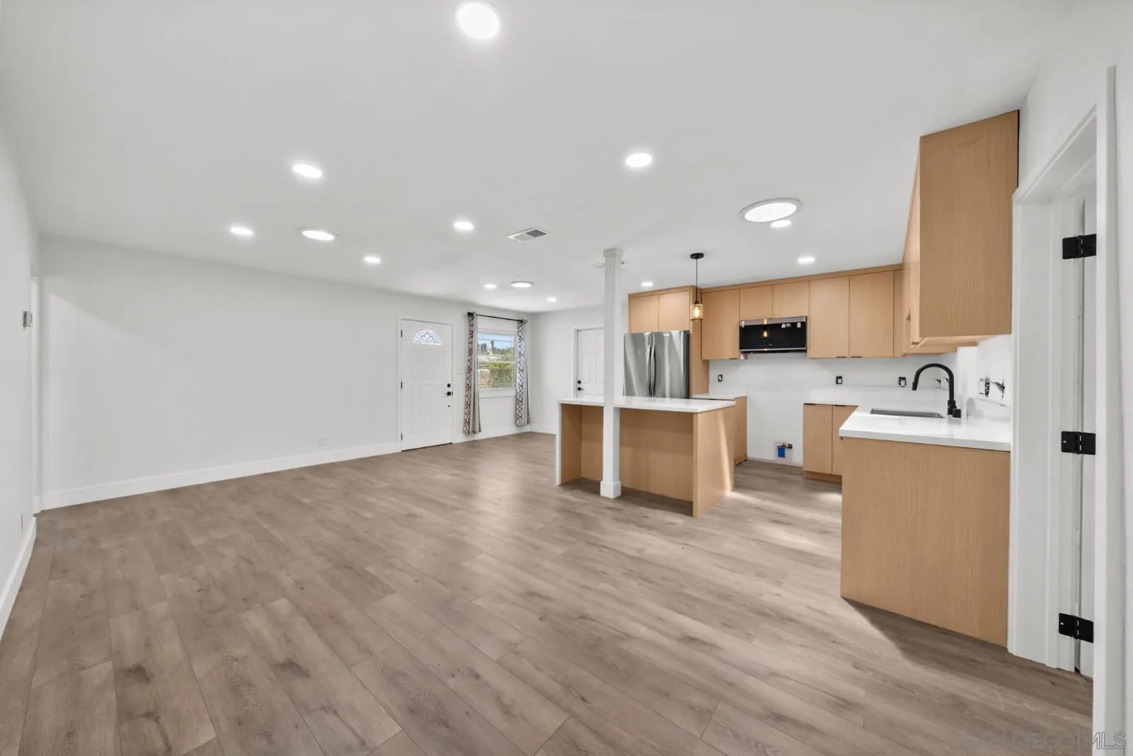 https://cdn.realtyfeed.com/cdn/127/260019847/ff7d5f02ac20f936bee837d64743edb0.webp