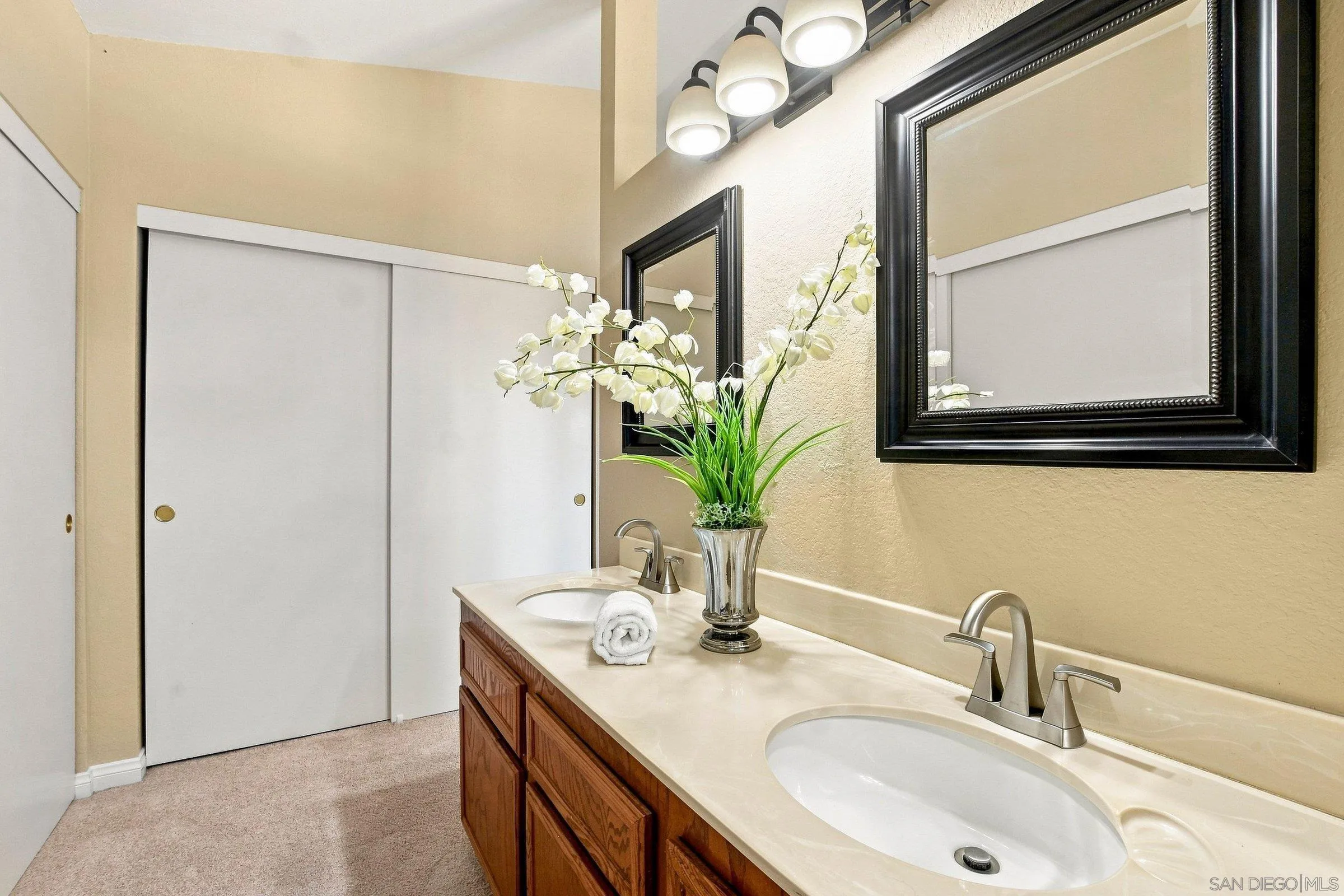 https://cdn.realtyfeed.com/cdn/127/260019850/84fe515c16d1d00342babae0ccdf8c70.webp