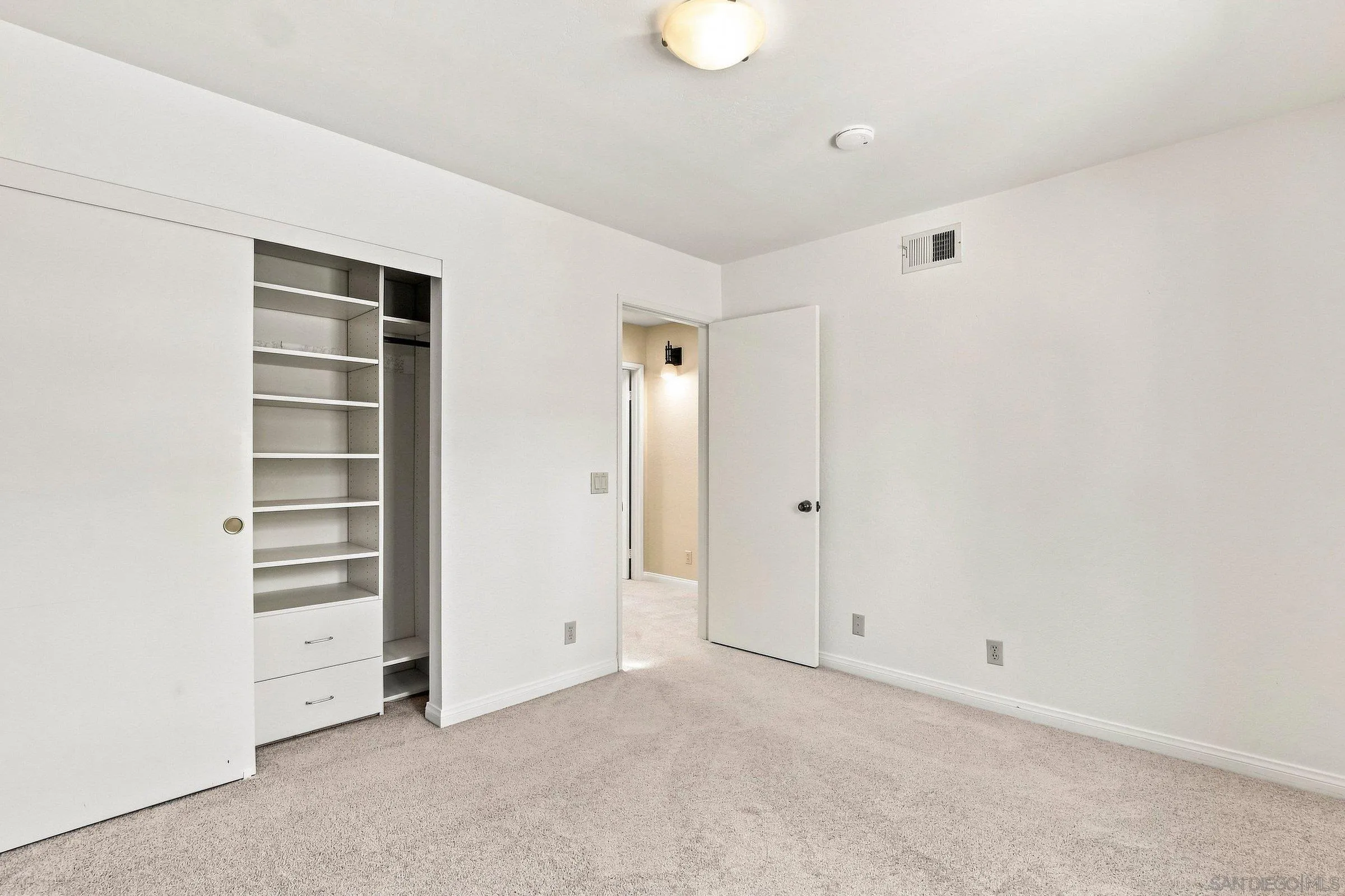 https://cdn.realtyfeed.com/cdn/127/260019850/d60cee8230e07068866f97bb274f1d37.webp
